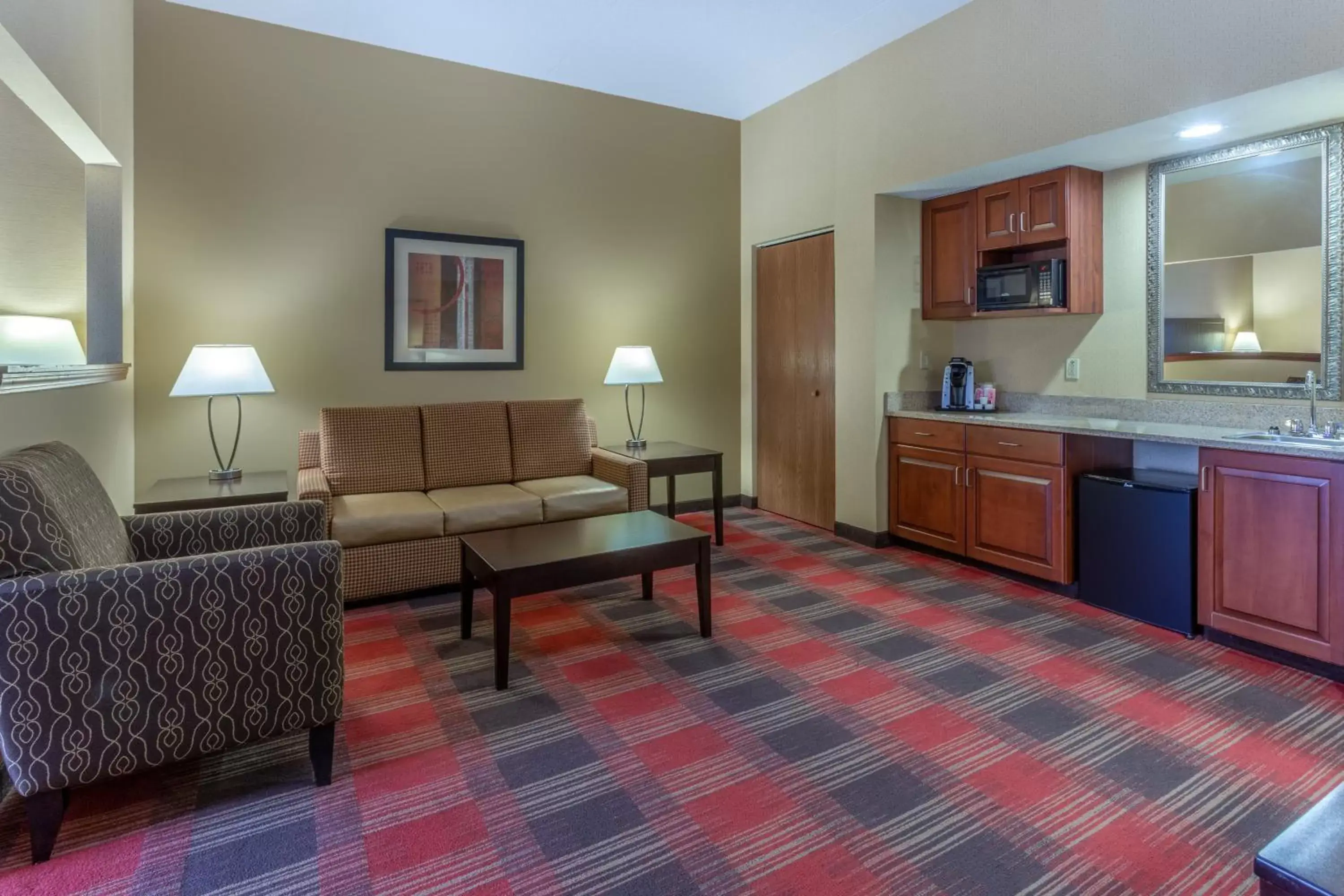 Photo of the whole room, Kitchen/Kitchenette in Holiday Inn Express Hotel & Suites Bowling Green, an IHG Hotel
