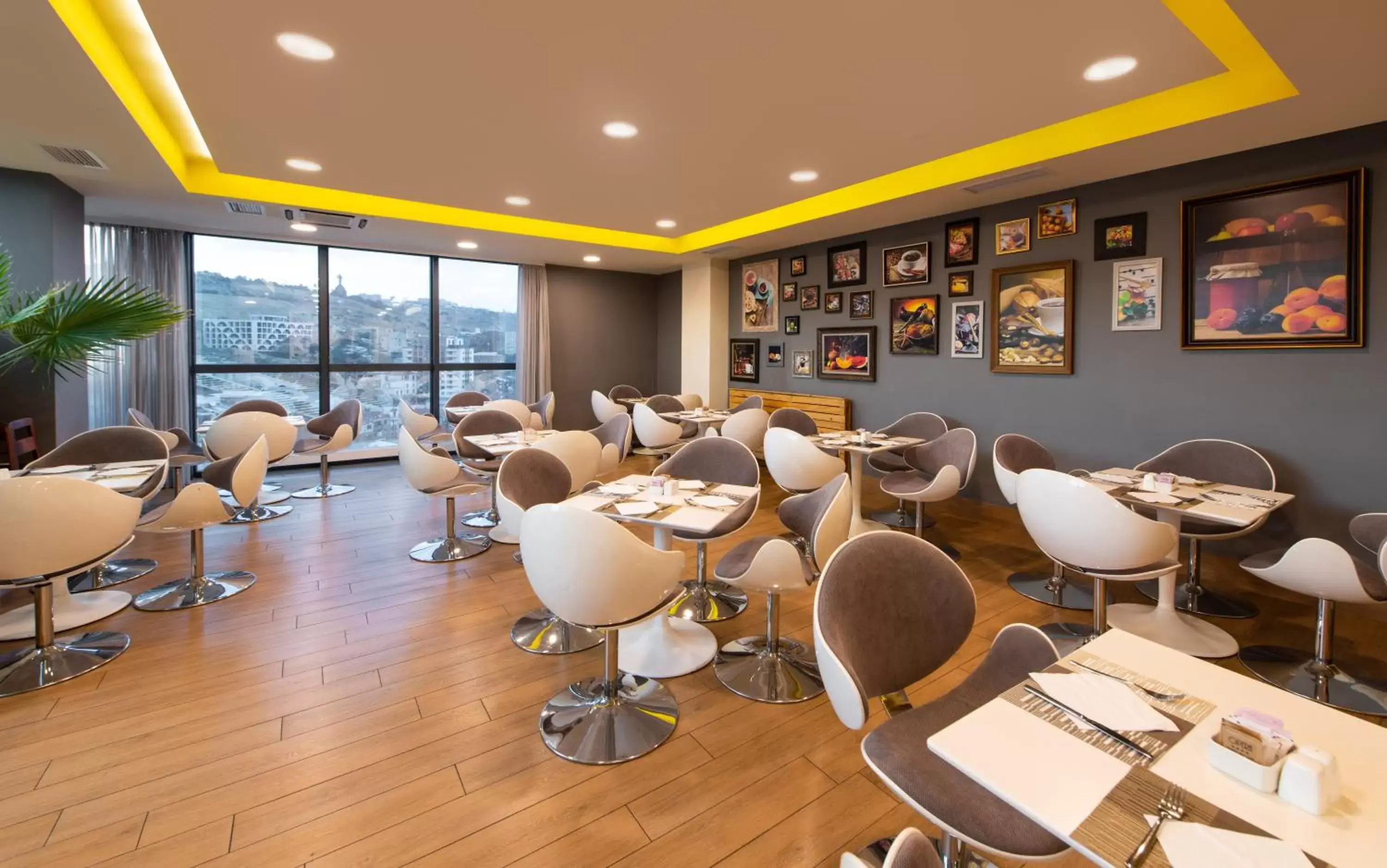 Restaurant/places to eat in Opera Suite Hotel Restaurant/places to eat in Opera Suite Hotel