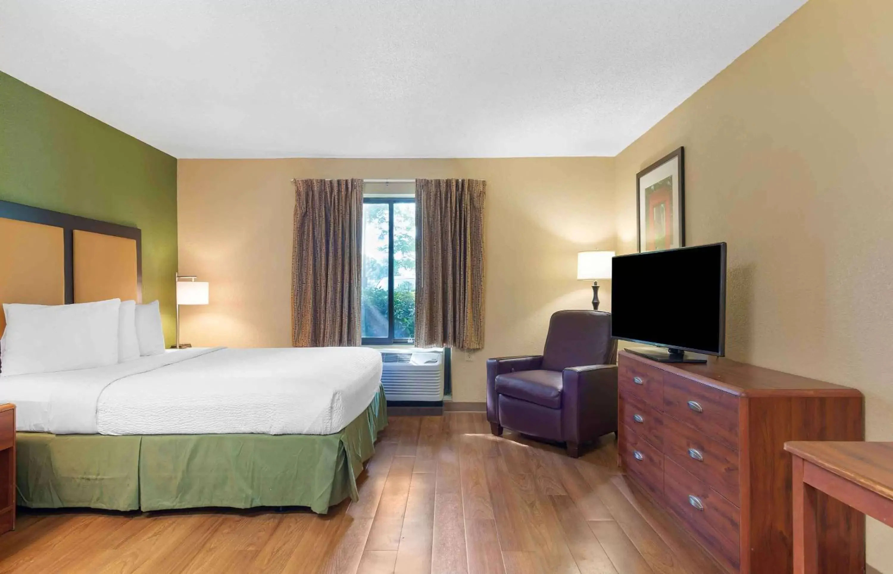 Bedroom, TV/Entertainment Center in Extended Stay America Suites - Atlanta - Kennesaw Chastain Rd