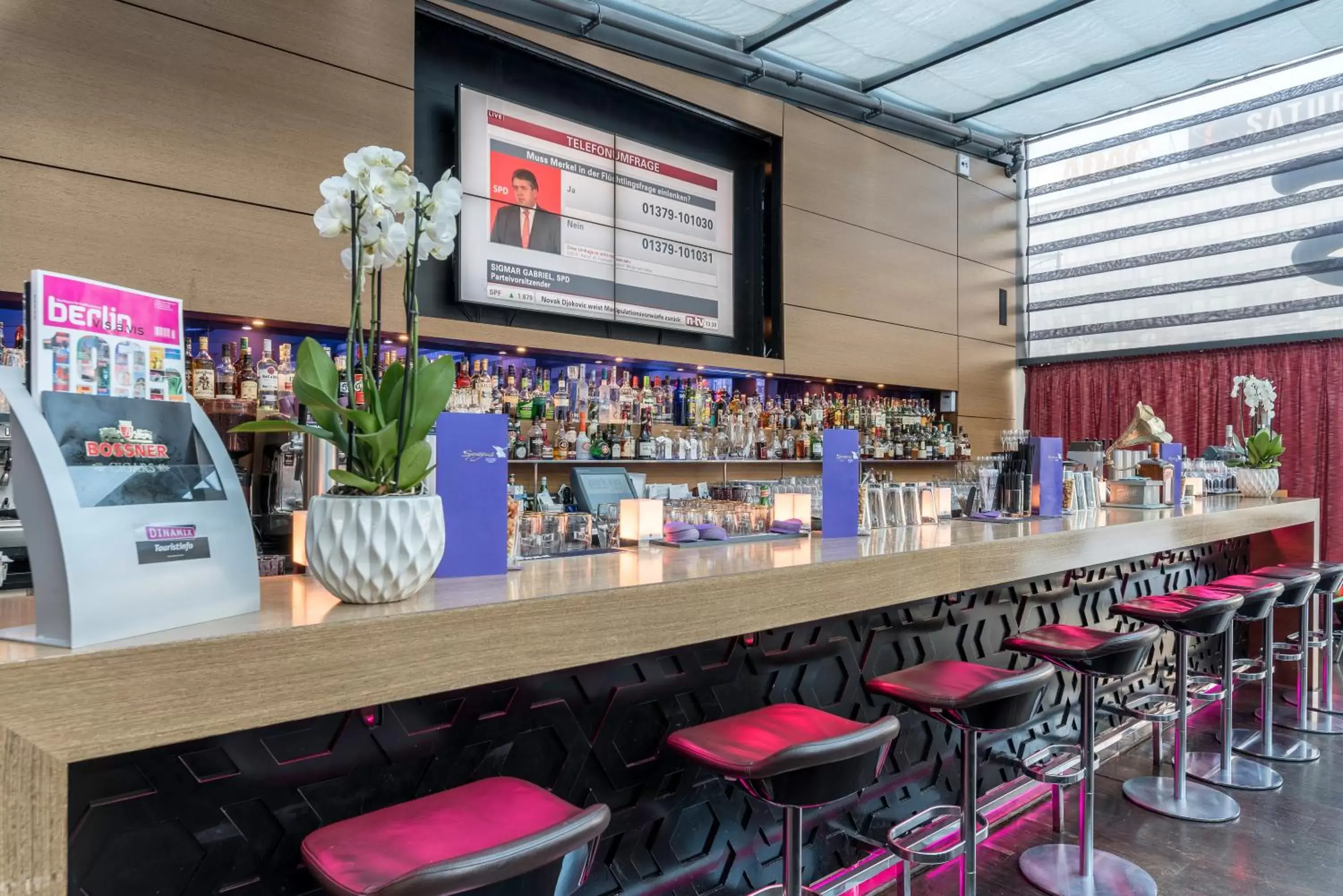 Restaurant/places to eat, Lounge/Bar in Park Inn by Radisson Berlin Alexanderplatz