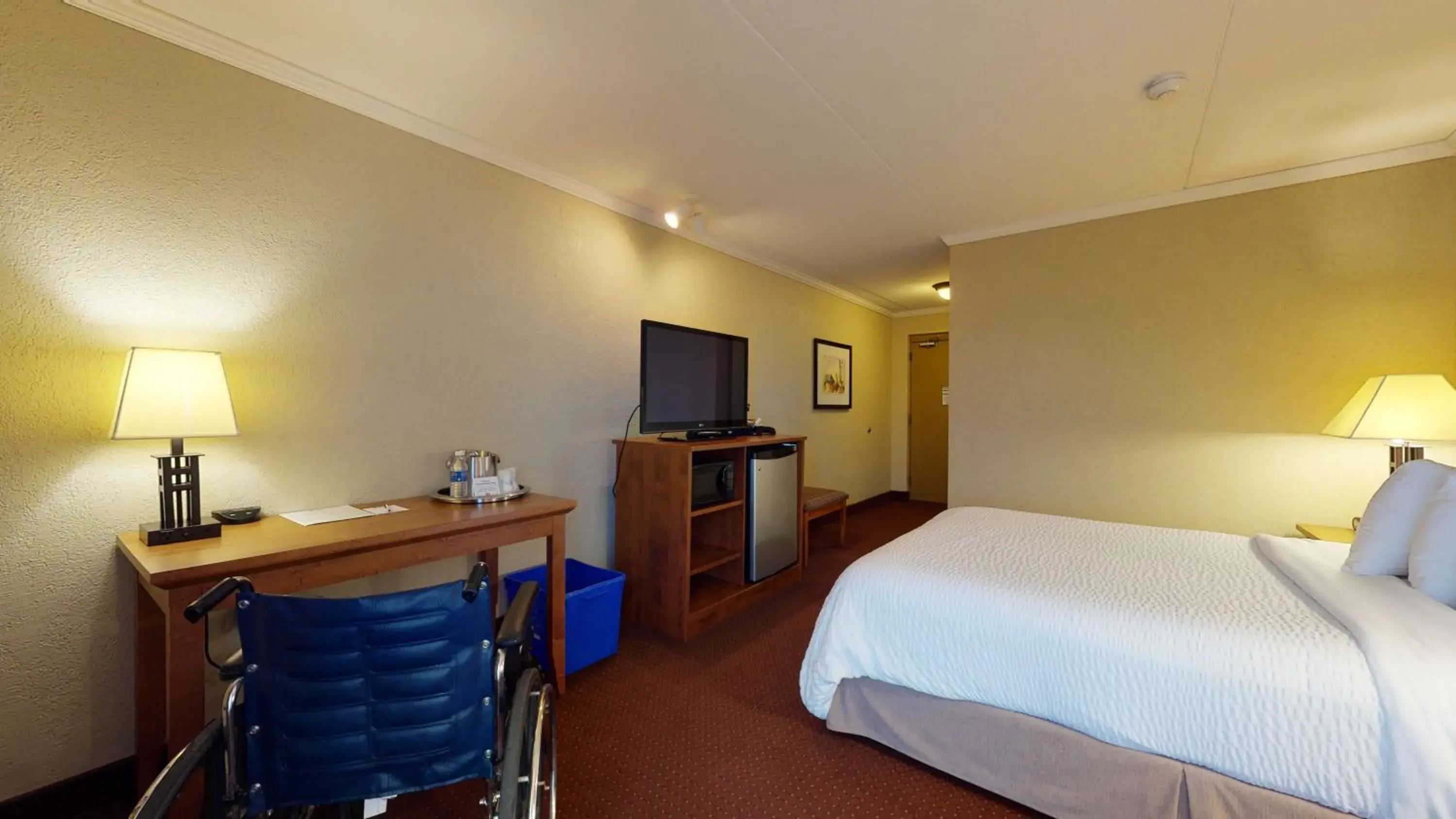 Bedroom, TV/Entertainment Center in Best Western Plus NorWester Hotel & Conference Centre