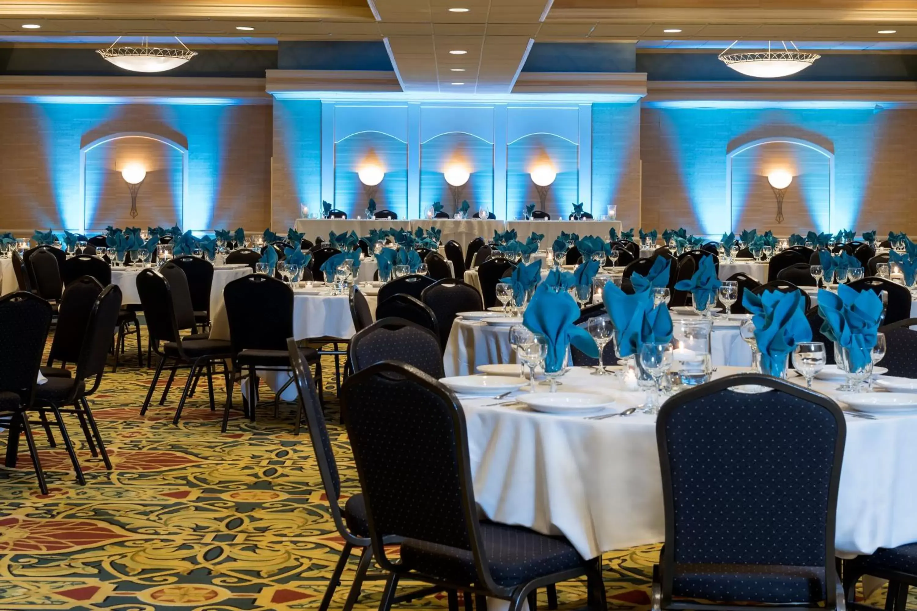 Banquet/Function facilities, Restaurant/Places to Eat in Holiday Inn Cleveland - South Independence, an IHG Hotel