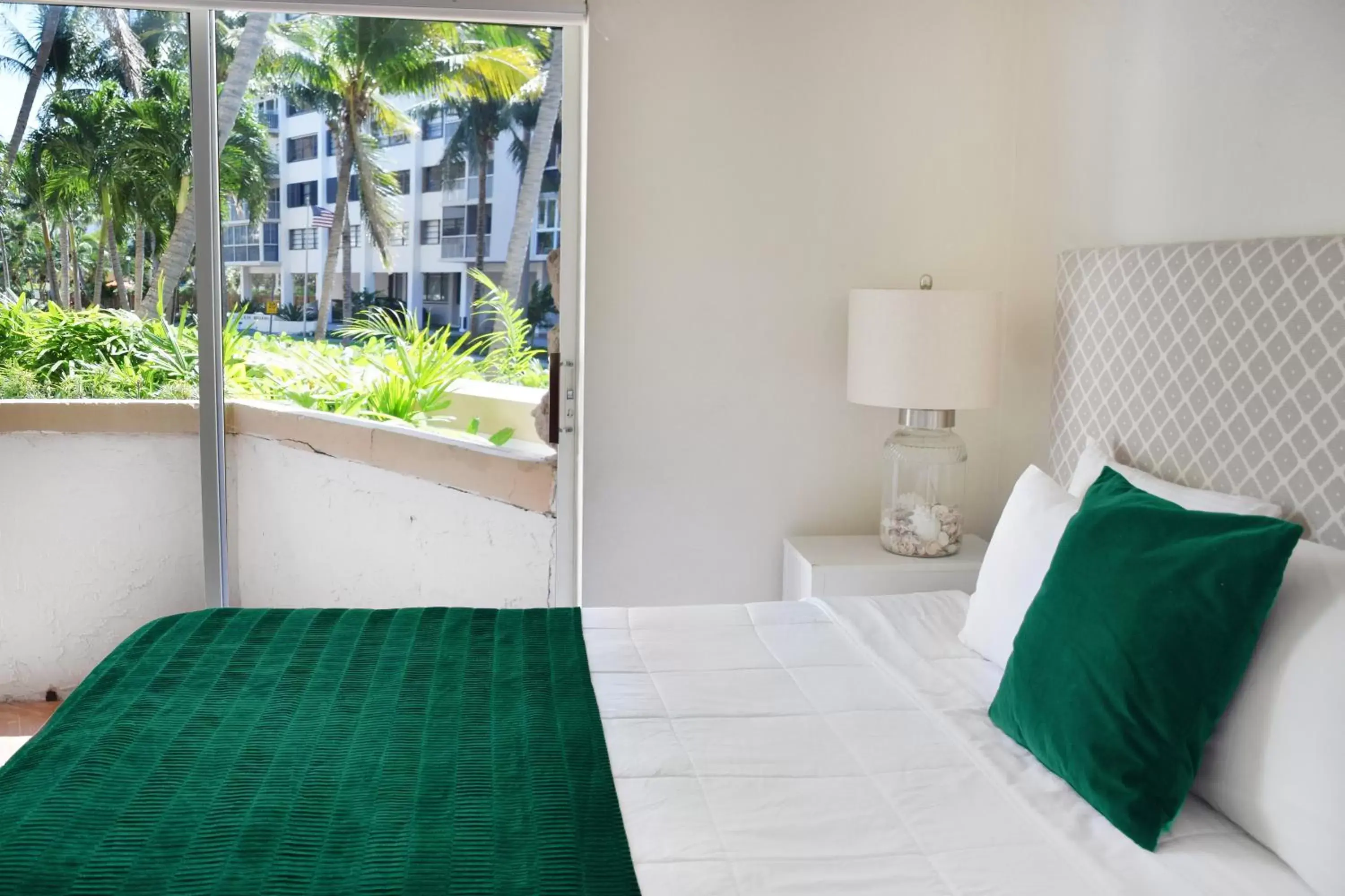 Balcony/Terrace, Bed in Coral Reef at Key Biscayne
