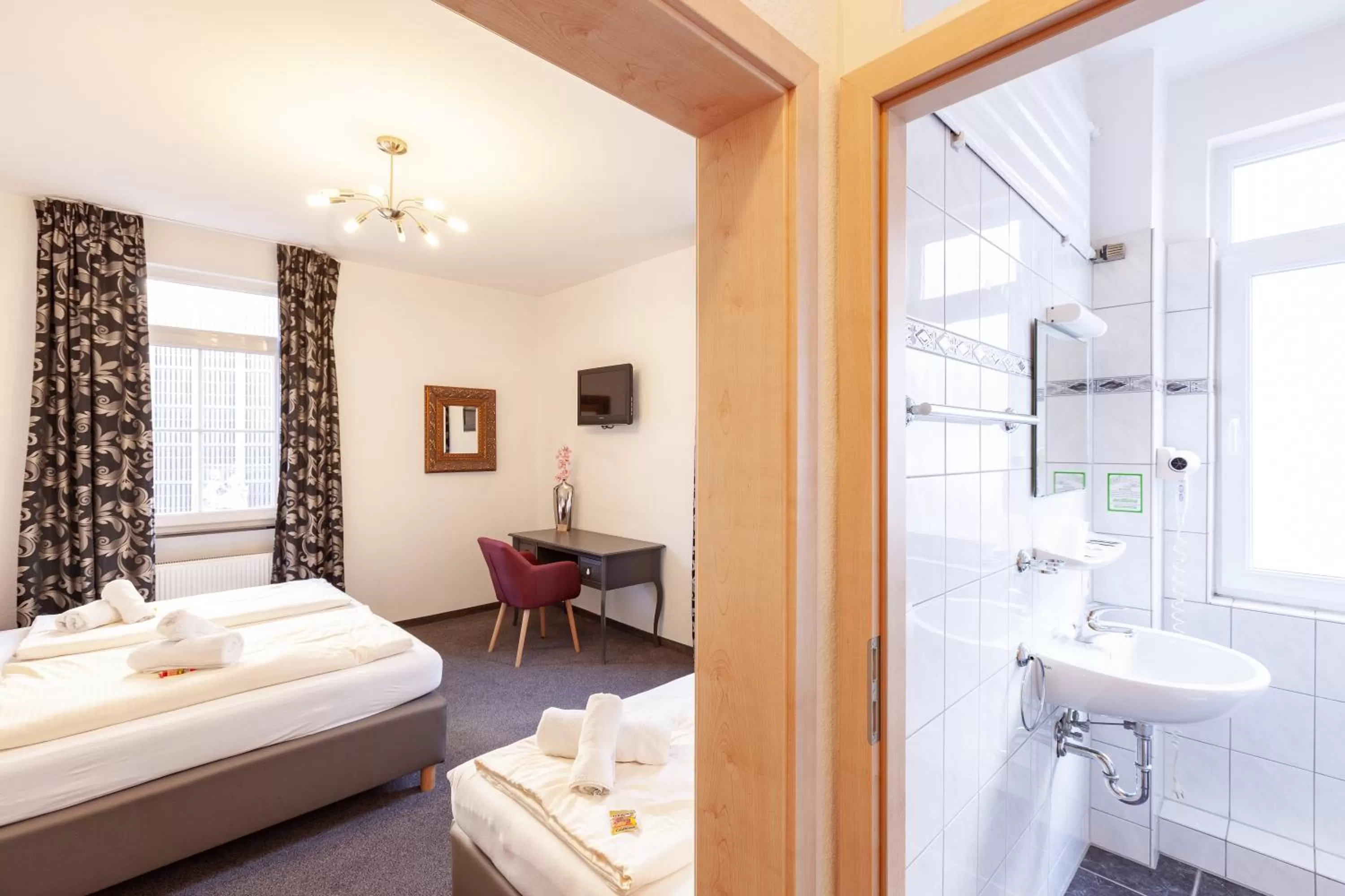 Photo of the whole room, Bathroom in BrauHotel Bonn