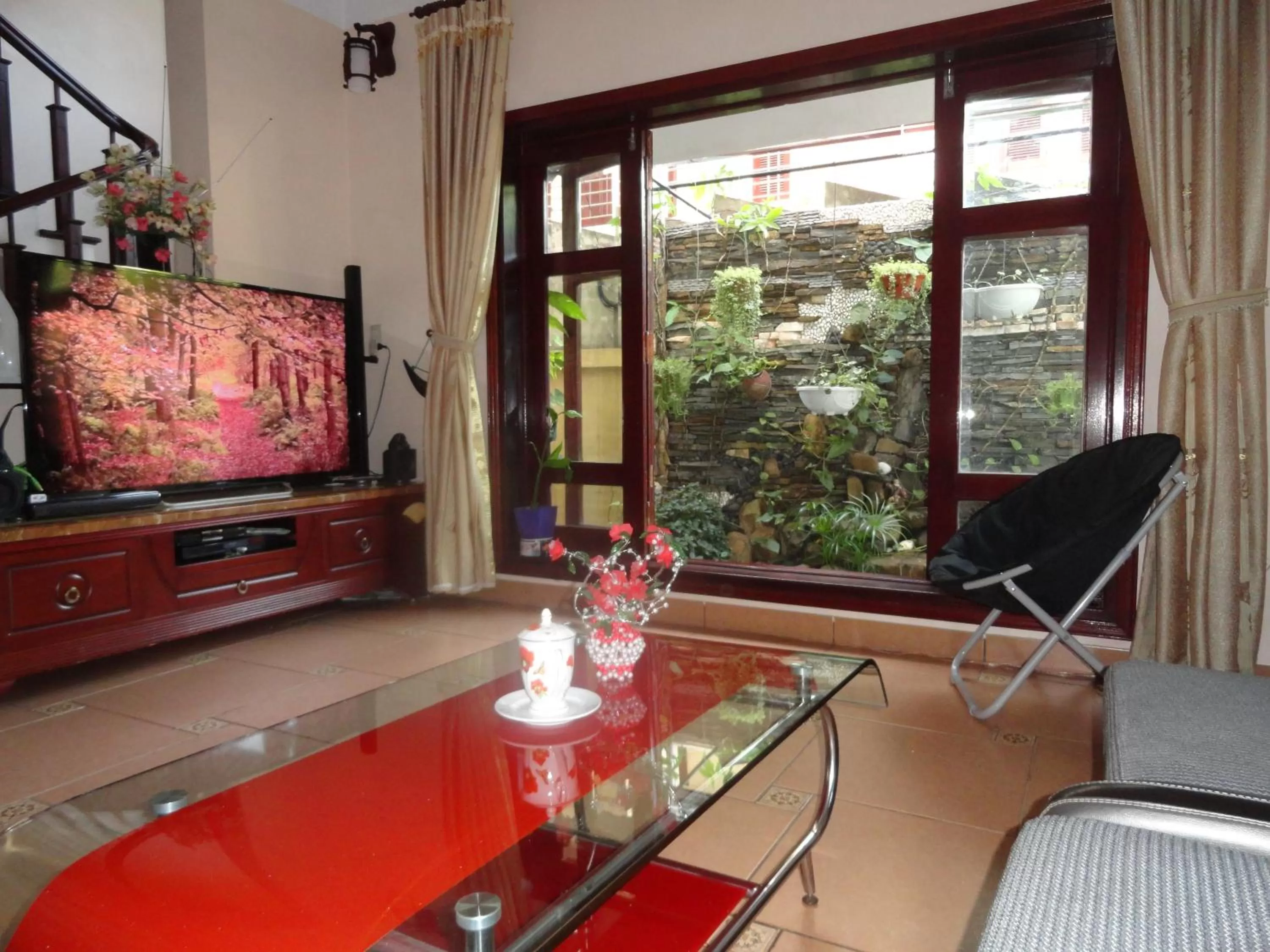 Communal lounge/ TV room in Hạ Long Lily Homestay