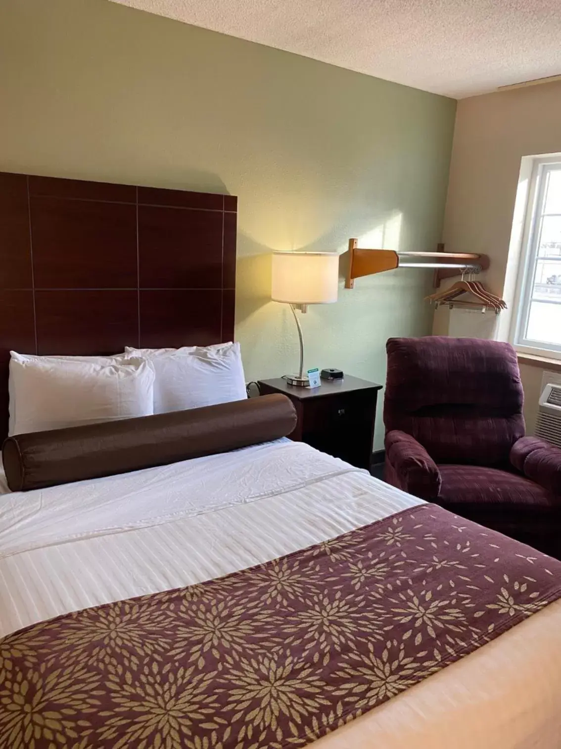 Bed in Boarders Inn & Suites by Cobblestone Hotels - Broken Bow