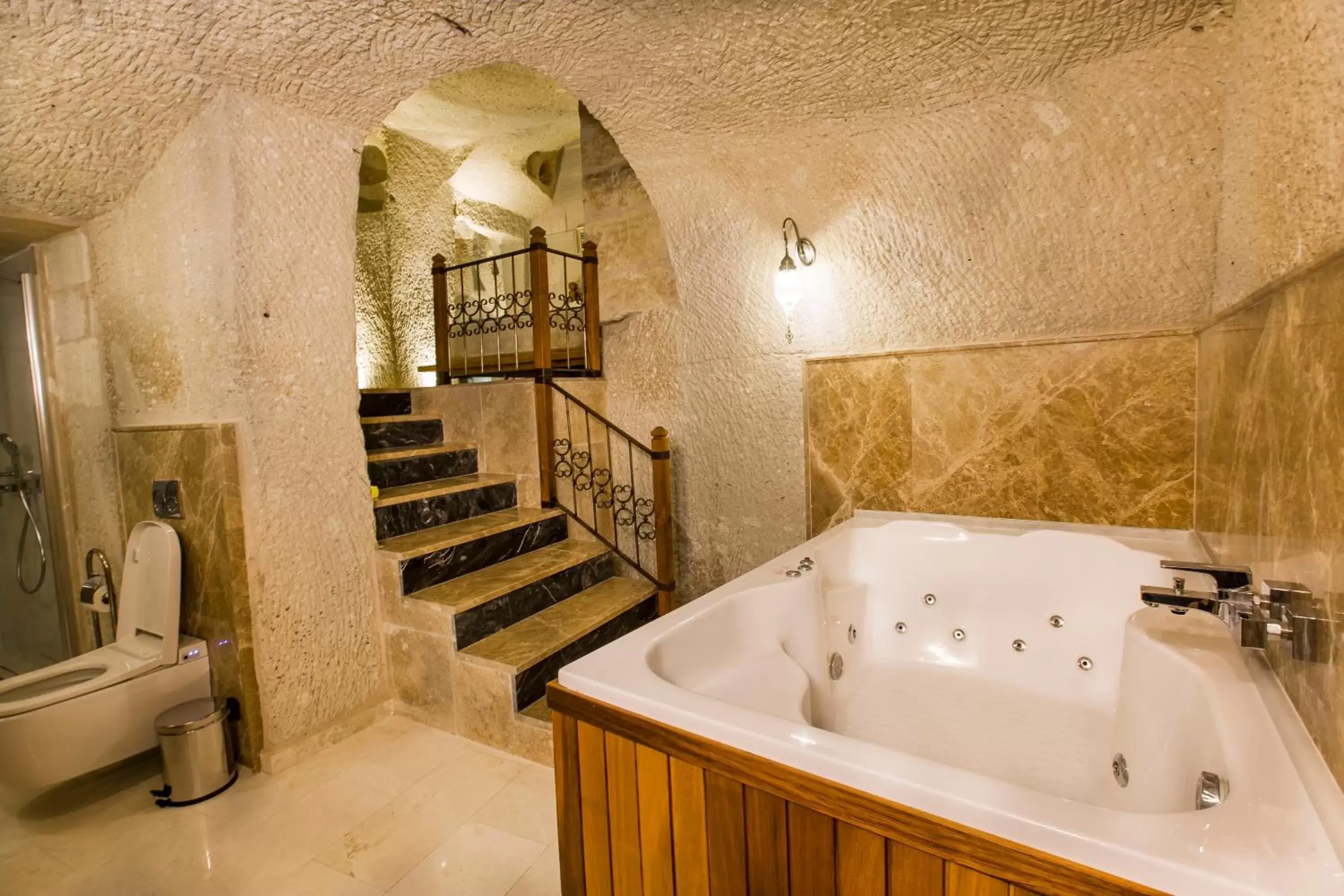 Shower, Bathroom in Imperial Cave Suites & Spa