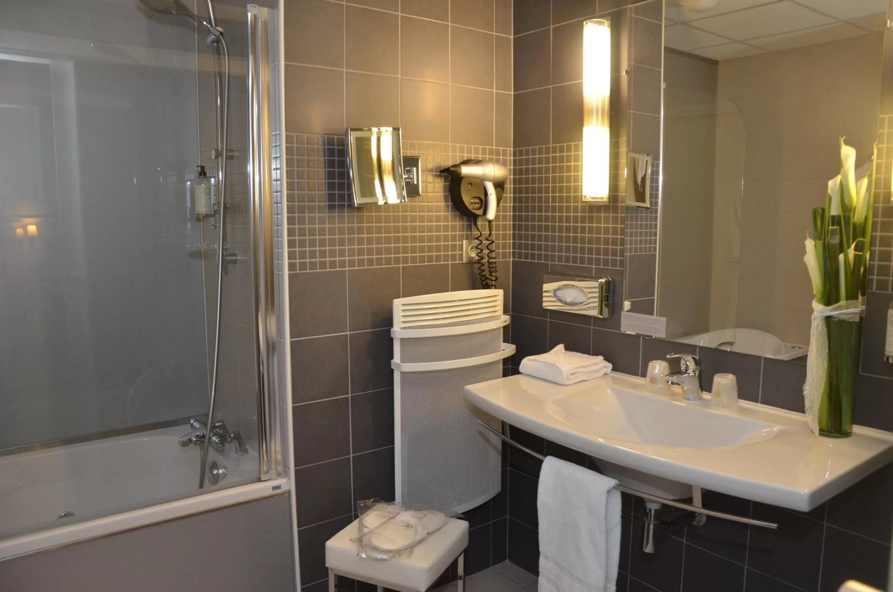 Bathroom in Best Western Plus Richelieu