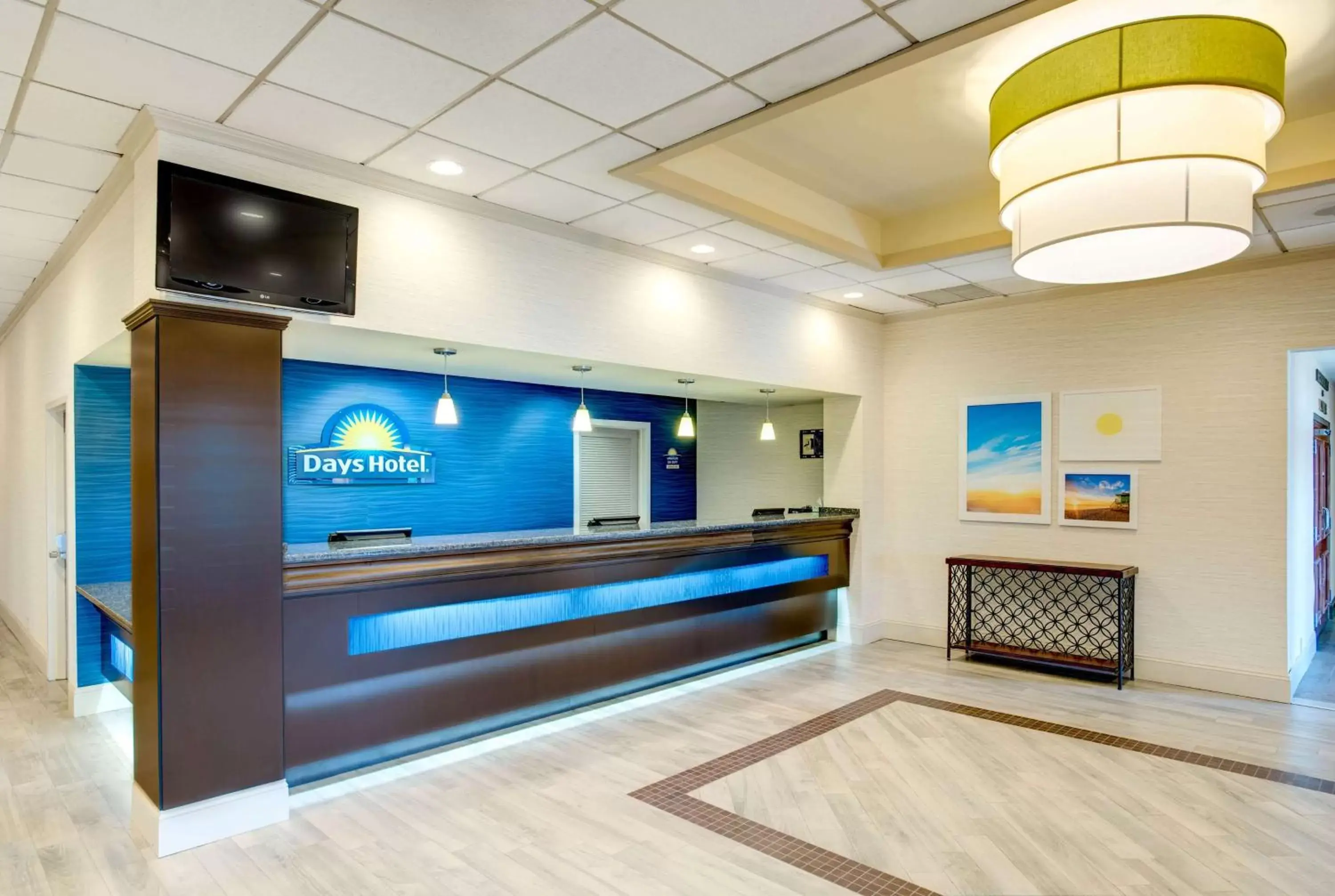Lobby or reception, TV/Entertainment Center in Days Hotel by Wyndham Toms River Jersey Shore