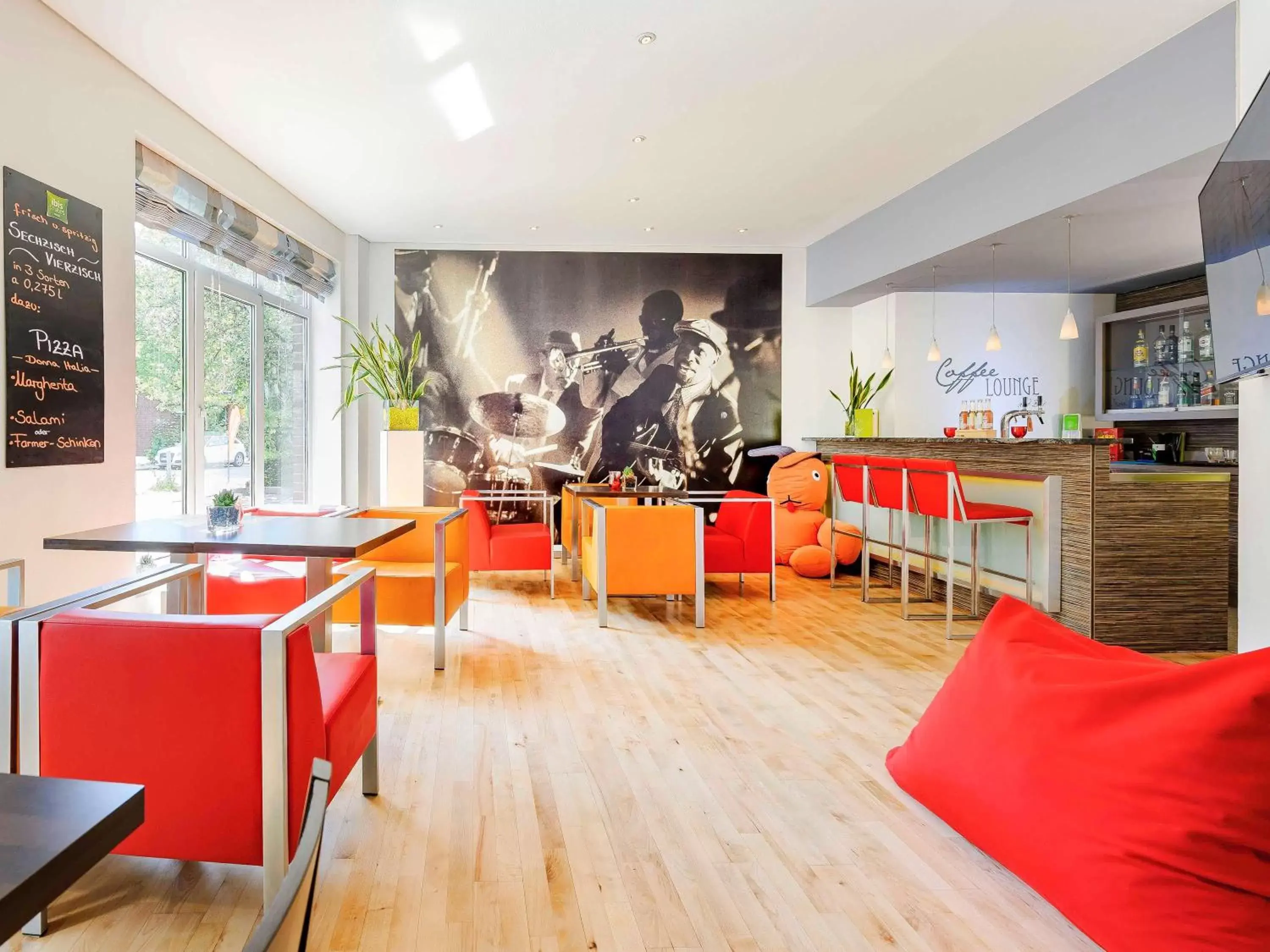 Lounge or bar in ibis Styles Hamburg Alster City