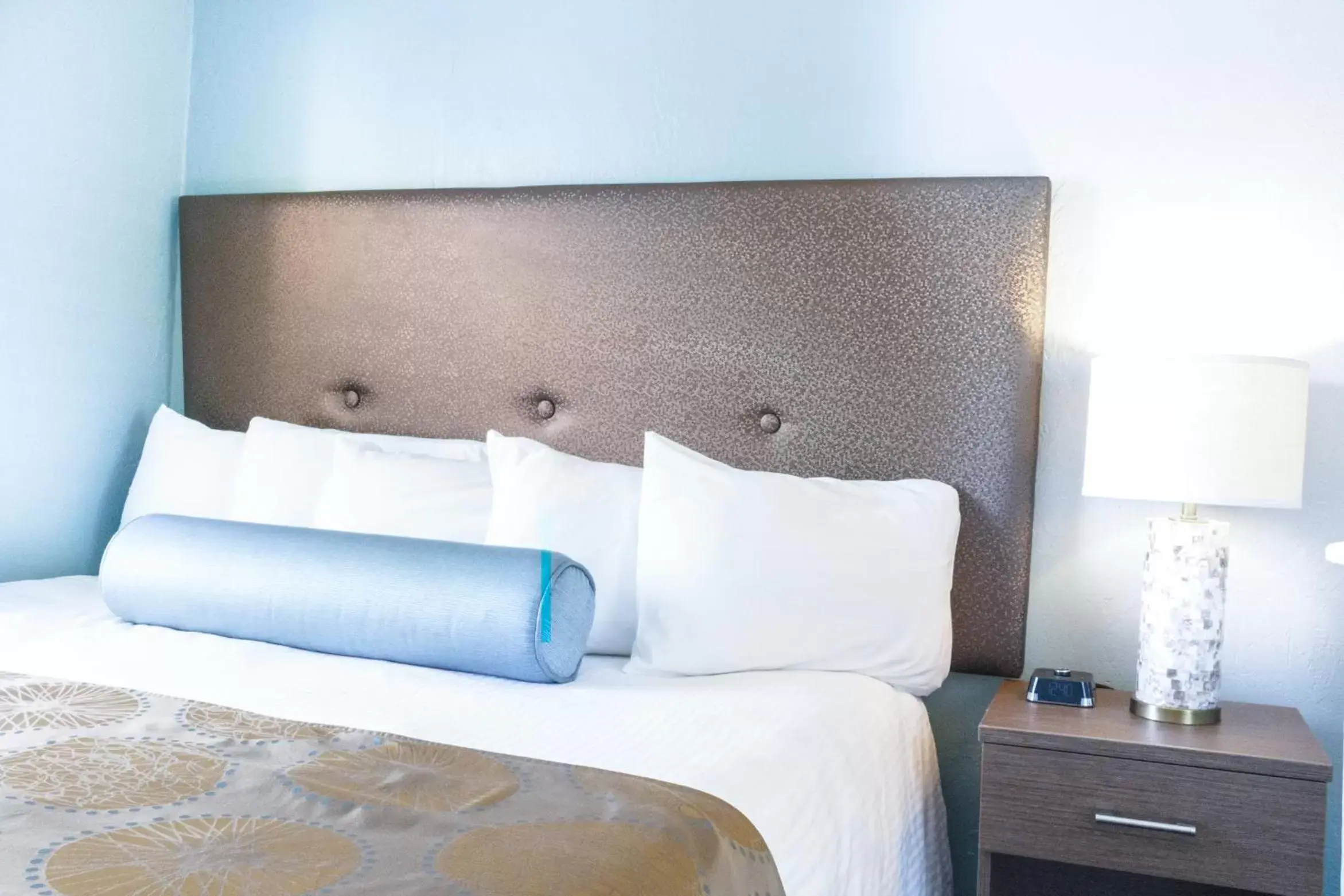Bed in Ocean Echo Inn & Beach Cottages Bed in Ocean Echo Inn & Beach Cottages