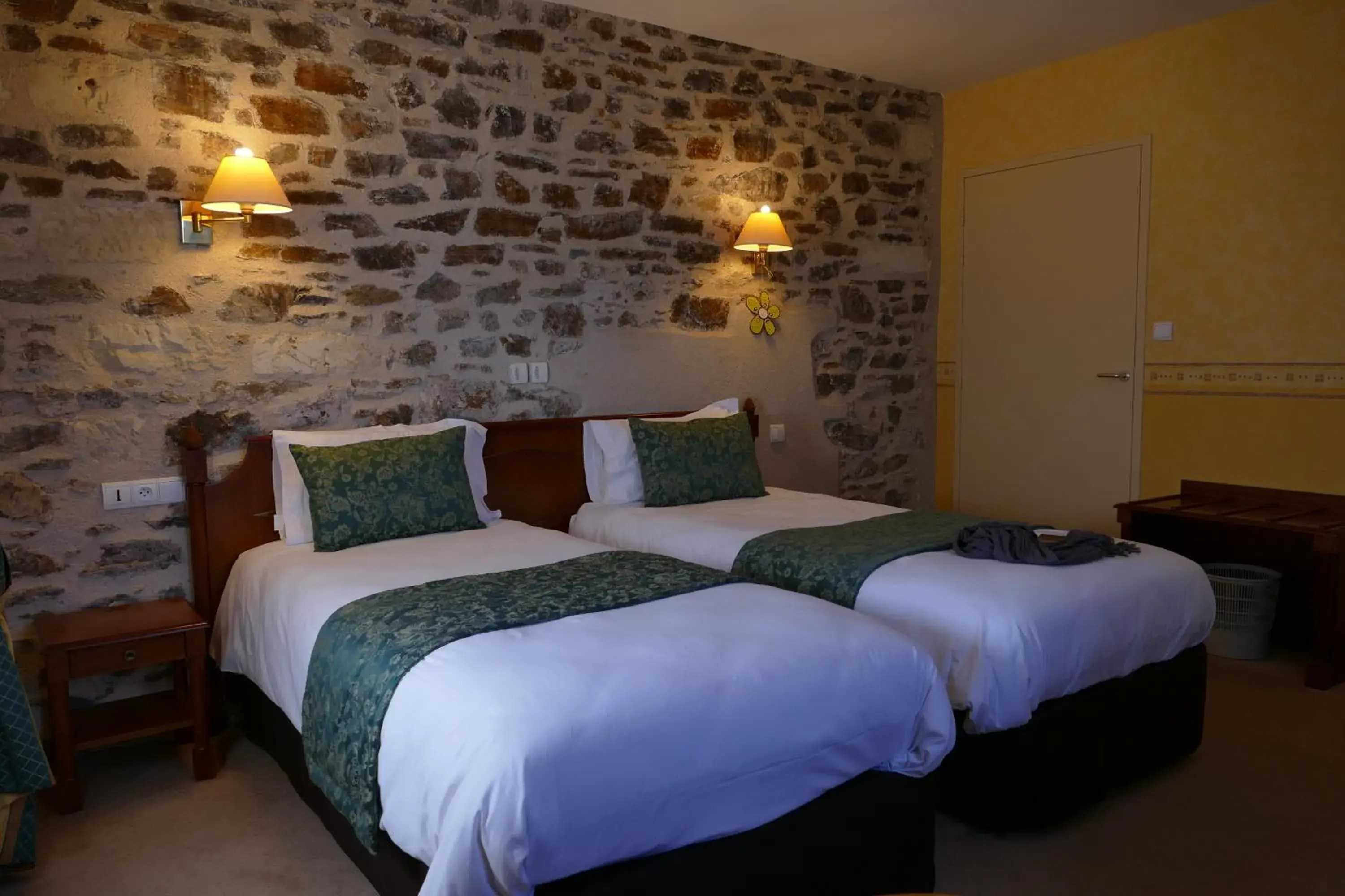 Superior Twin Room with Bath in Logis Le Champalud