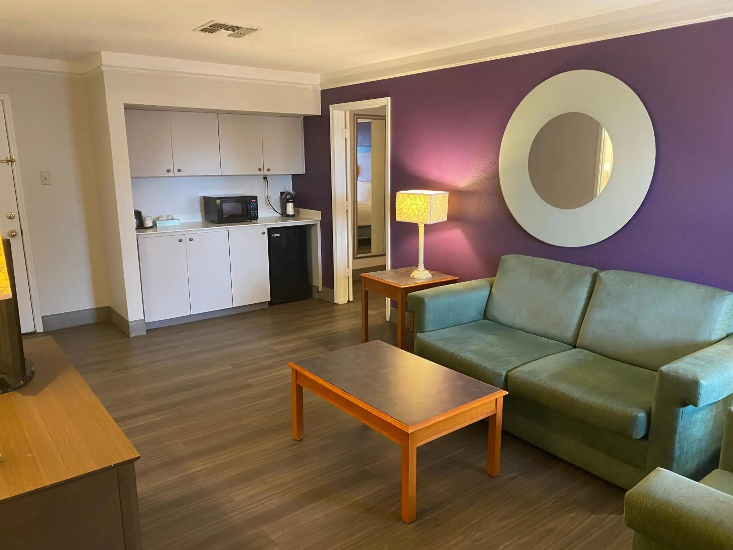 Living room, Seating Area in La Quinta Inn by Wyndham Corpus Christi North