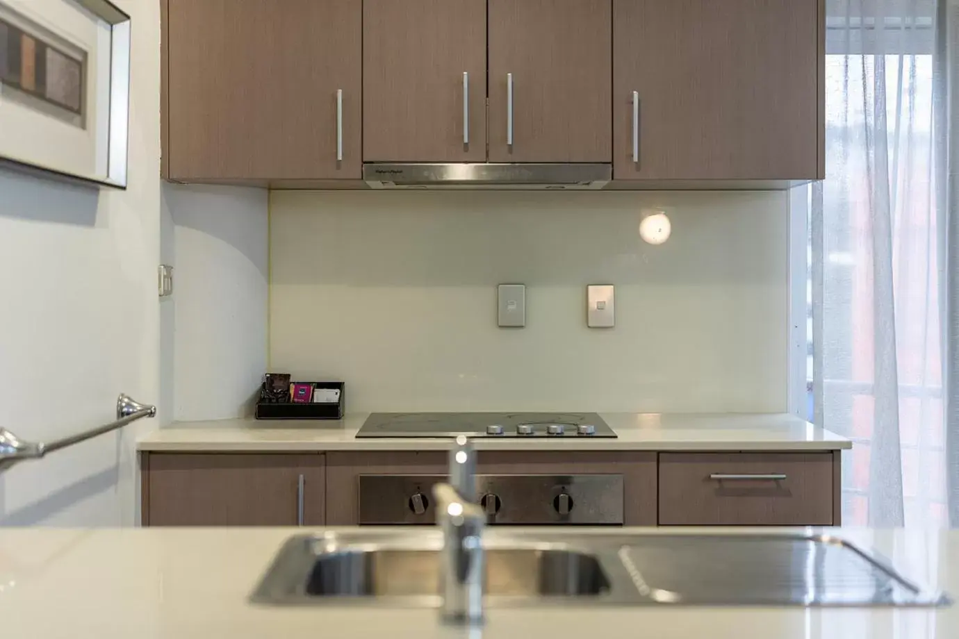stove, Kitchen/Kitchenette in Mercure Wellington Central City Hotel and Apartments