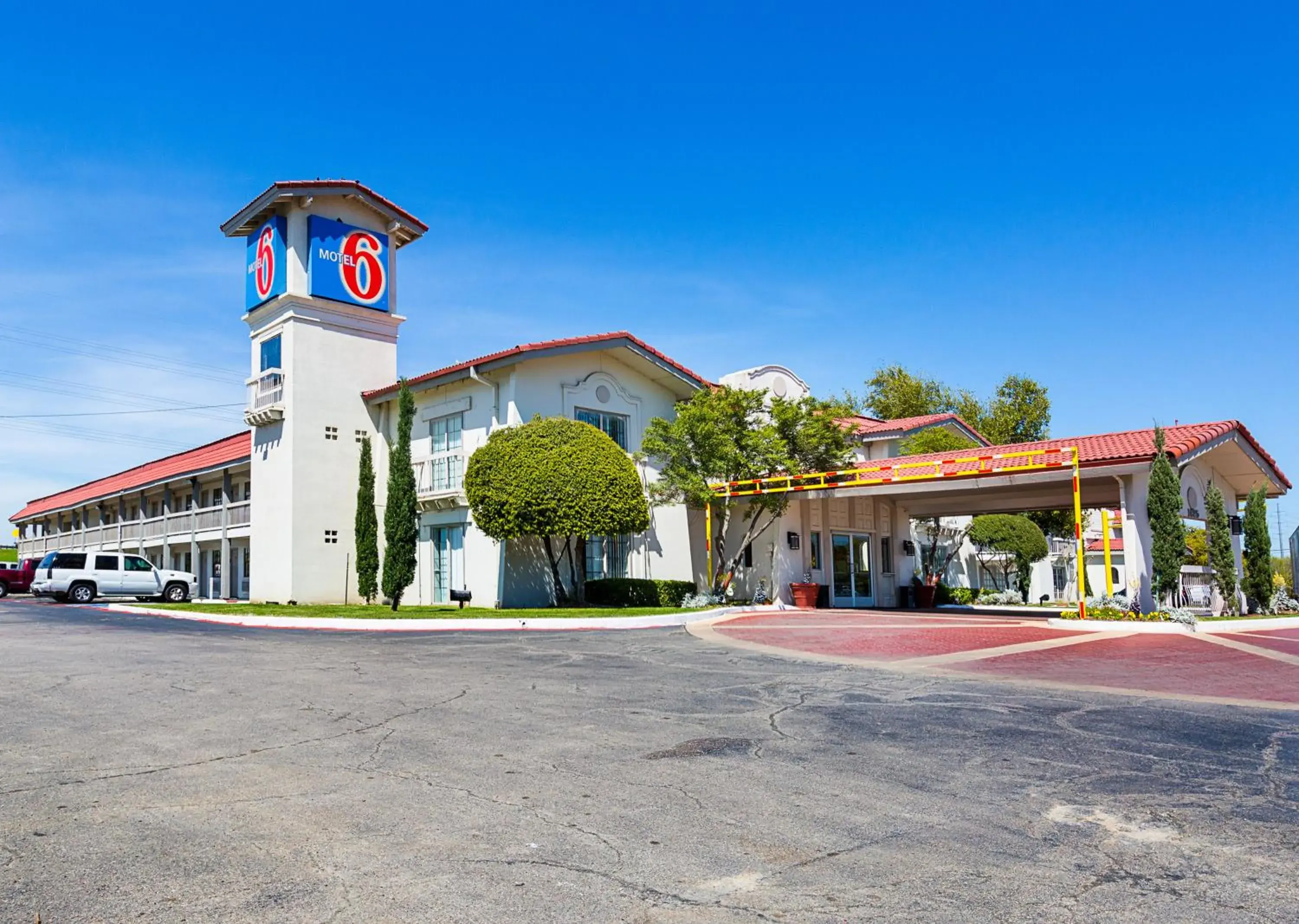 Facade/entrance, Property Building in Motel 6-Dallas, TX - Market Center