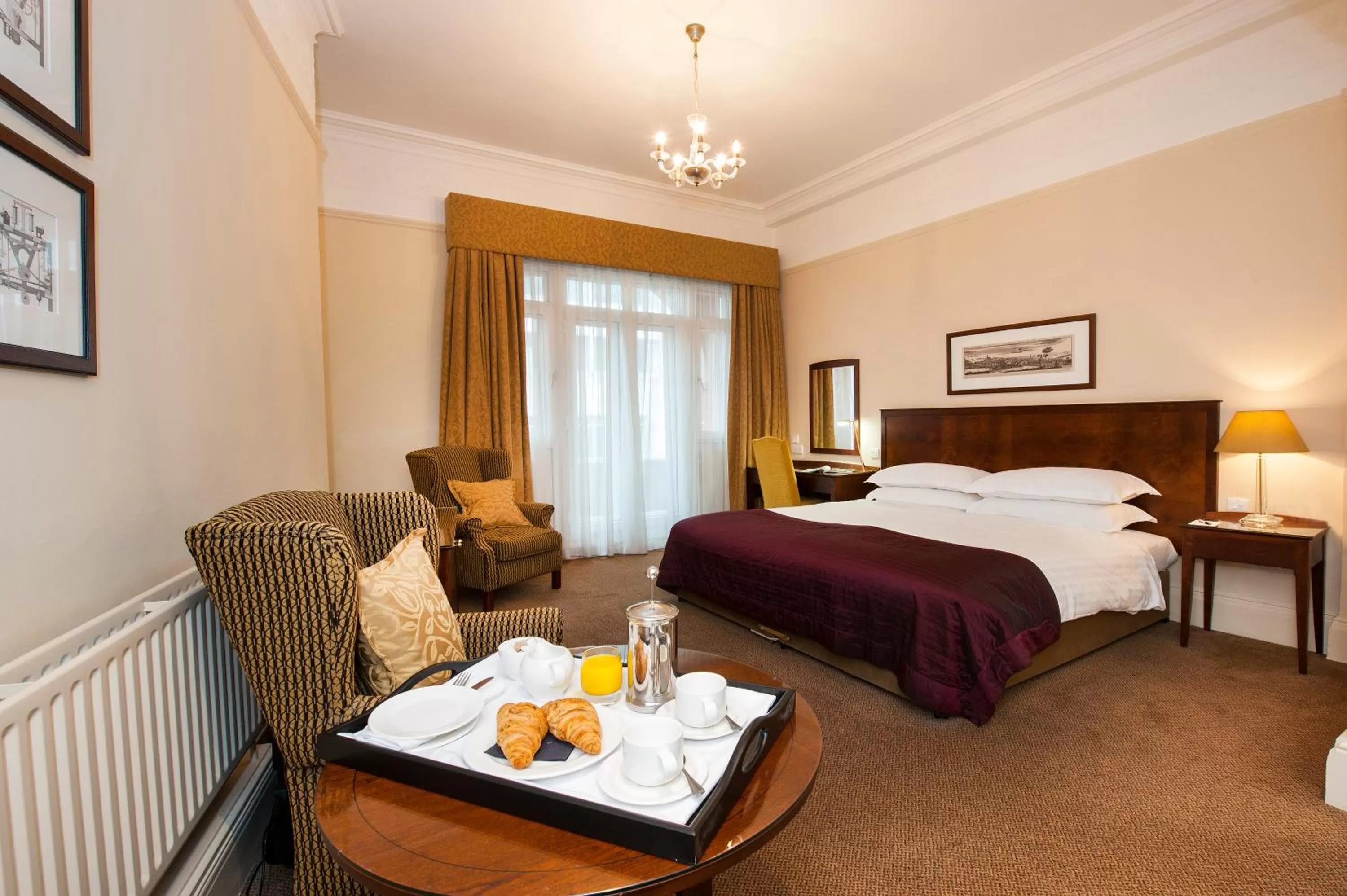 Photo of the whole room, Bed in Macdonald Burlington Hotel