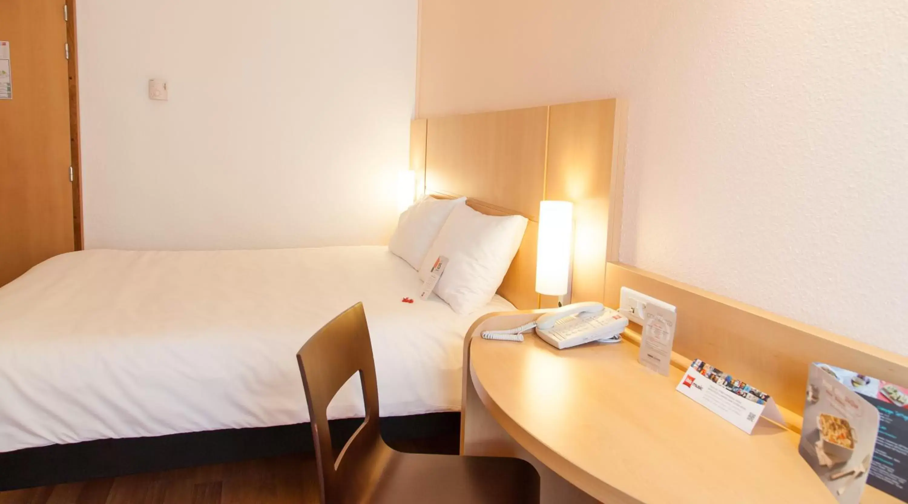 Photo of the whole room, Bed in ibis Poitiers Centre