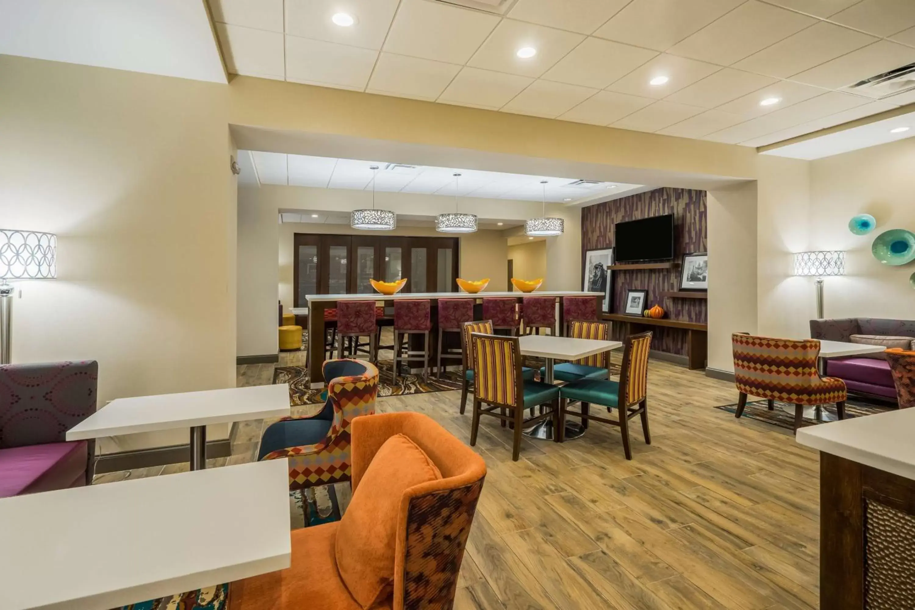 Lobby or reception, Restaurant/Places to Eat in Hampton Inn Newport