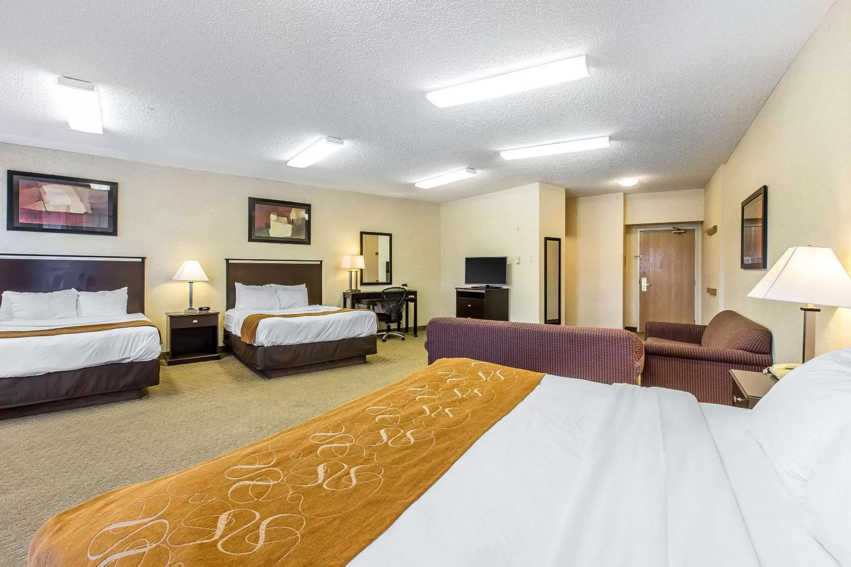 Photo of the whole room, Bed in Comfort Suites Summit County