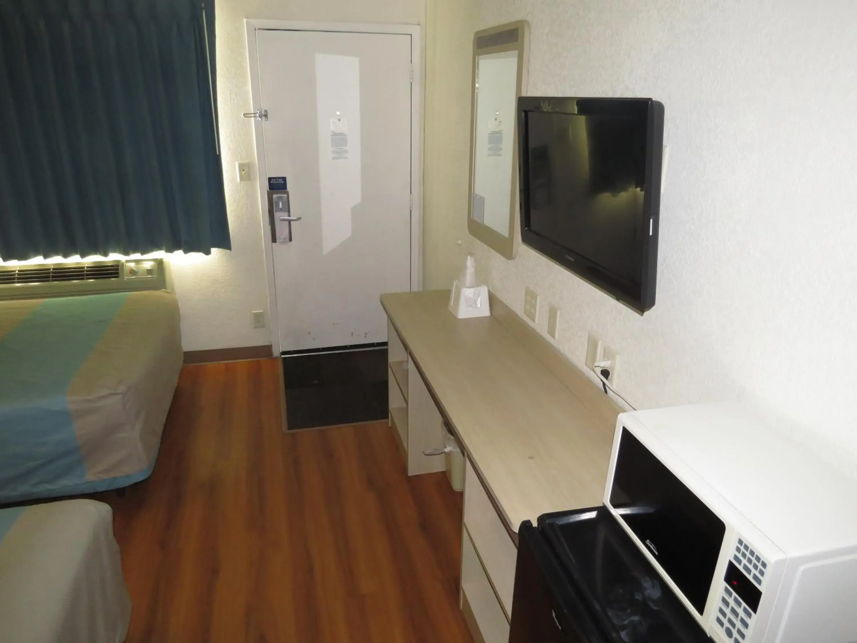 Bedroom, TV/Entertainment Center in Motel 6-Mitchell, SD