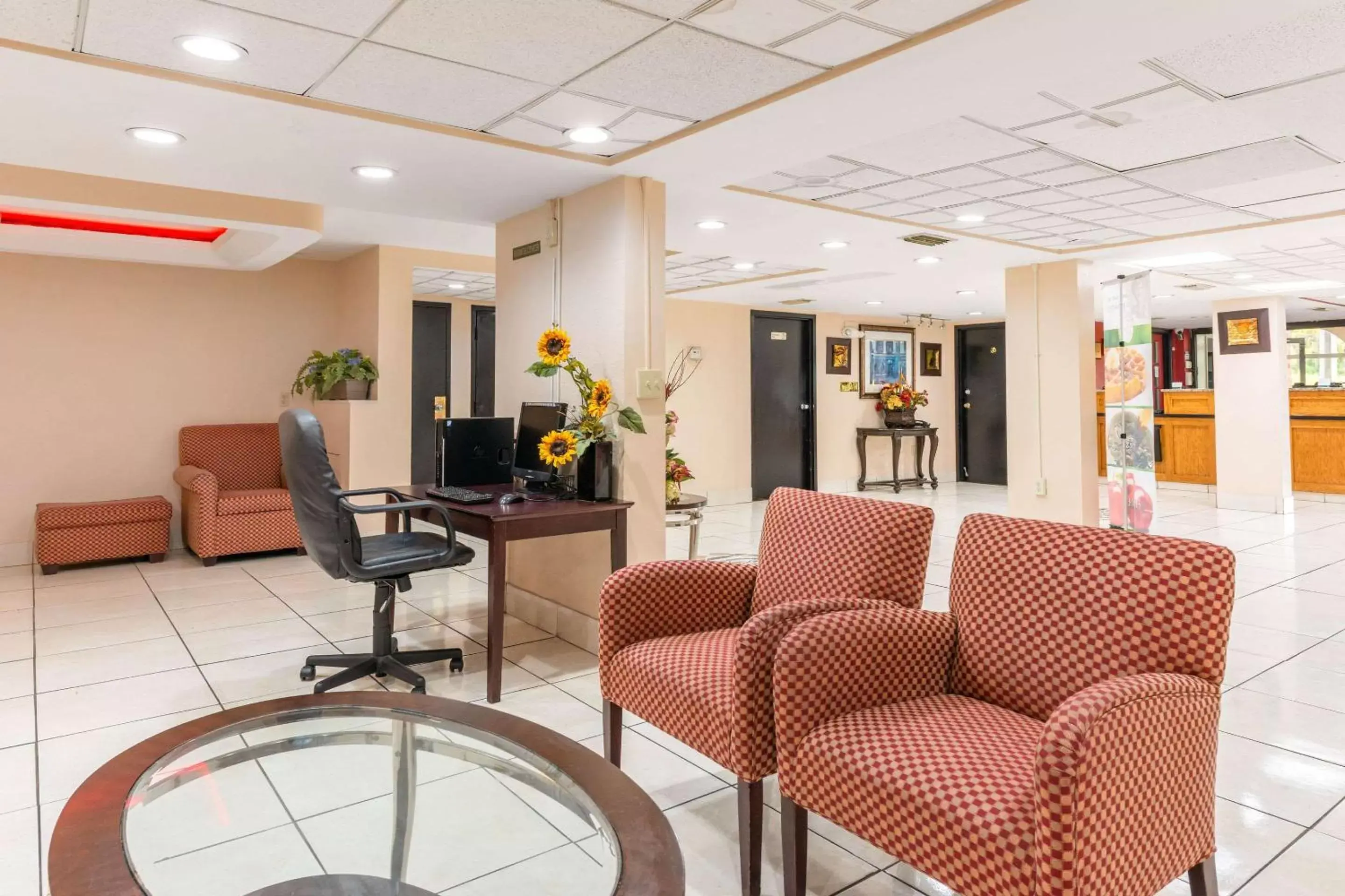 Lobby or reception, Lounge/Bar in Quality Inn & Suites Orlando Airport
