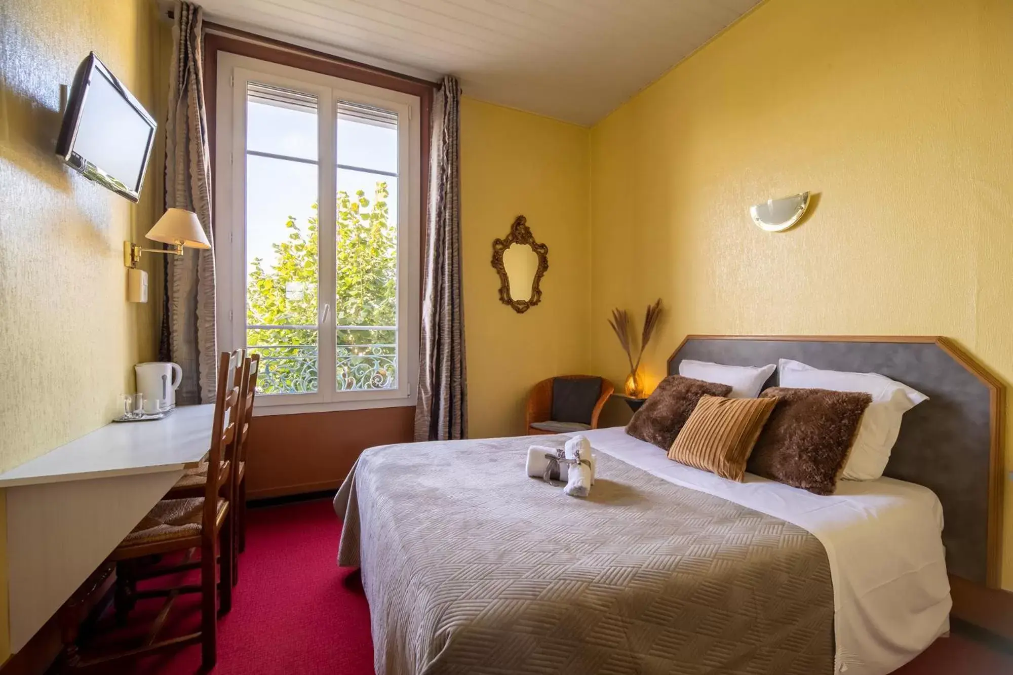 Bedroom, Bed in Montdidier Hôtel