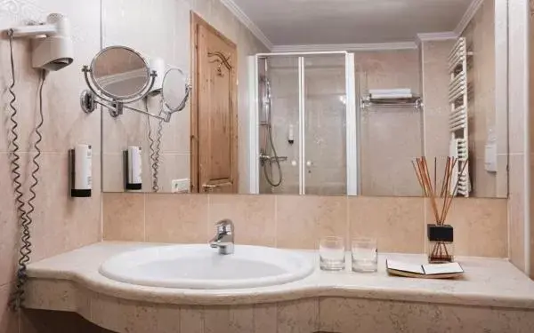 Bathroom in Hotel Marmolada