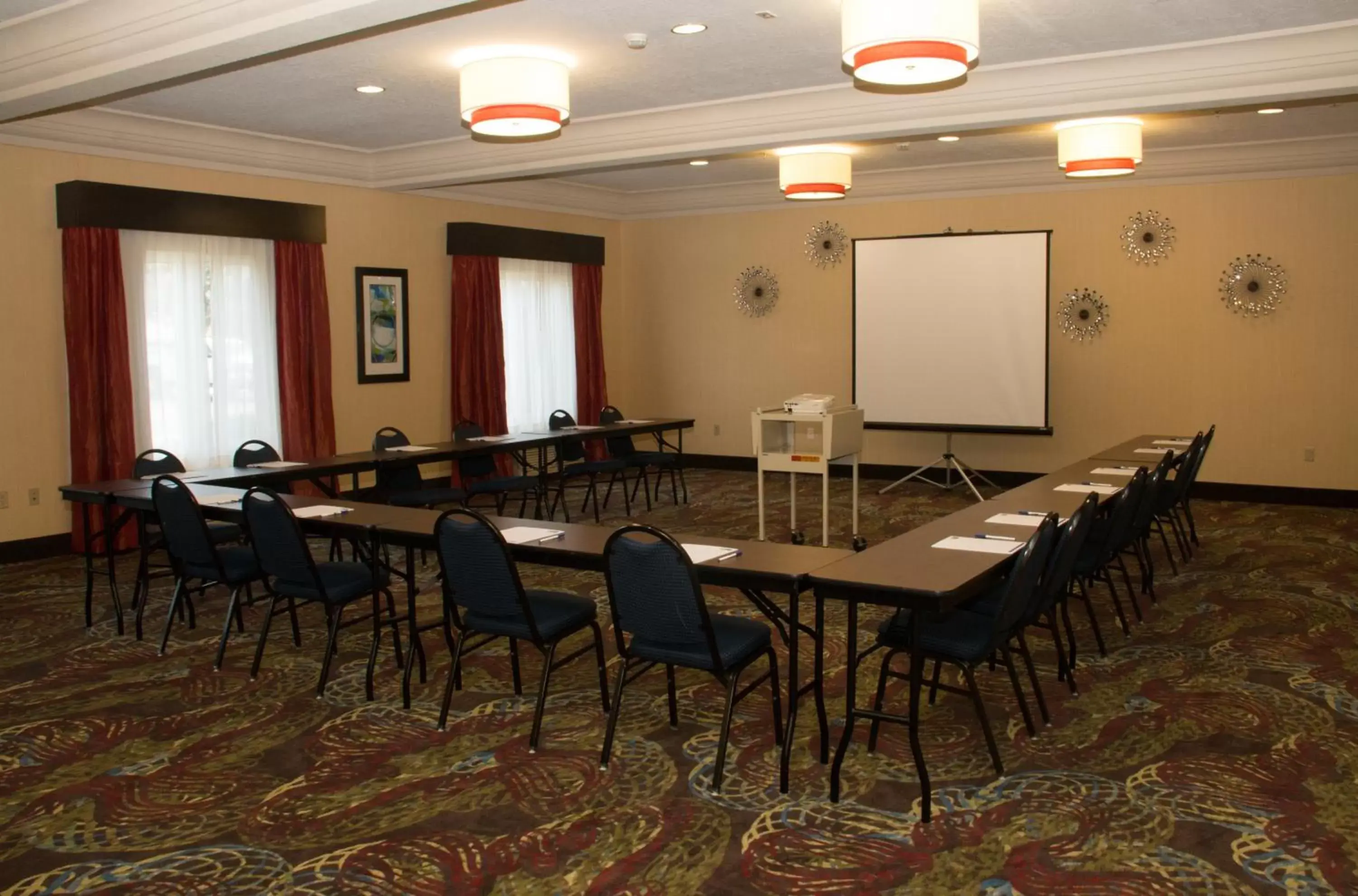 Meeting/conference room in Holiday Inn Express Hotel & Suites Saginaw, an IHG Hotel