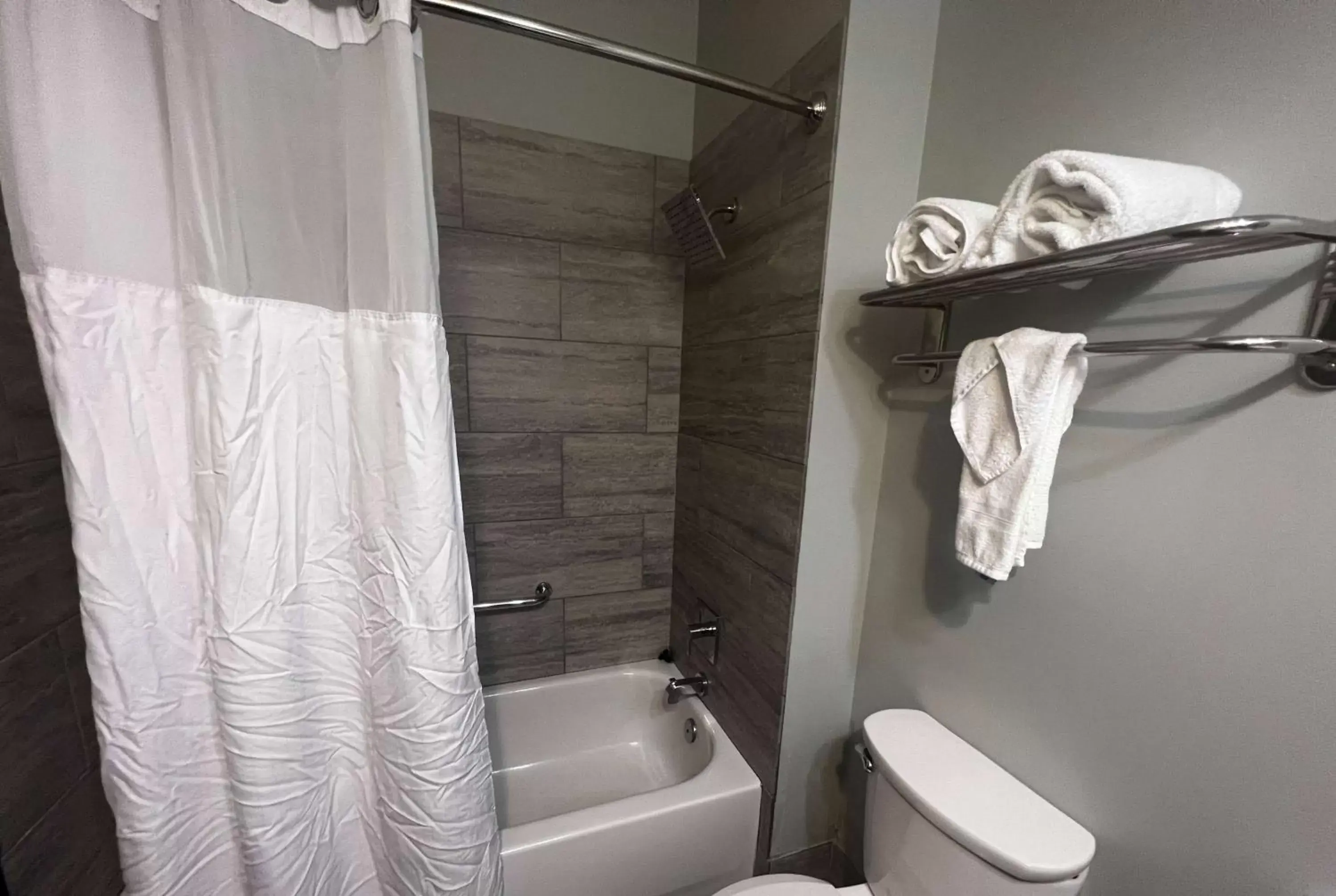 TV and multimedia, Bathroom in Wingate by Wyndham Humble/Houston Intercontinental Airport