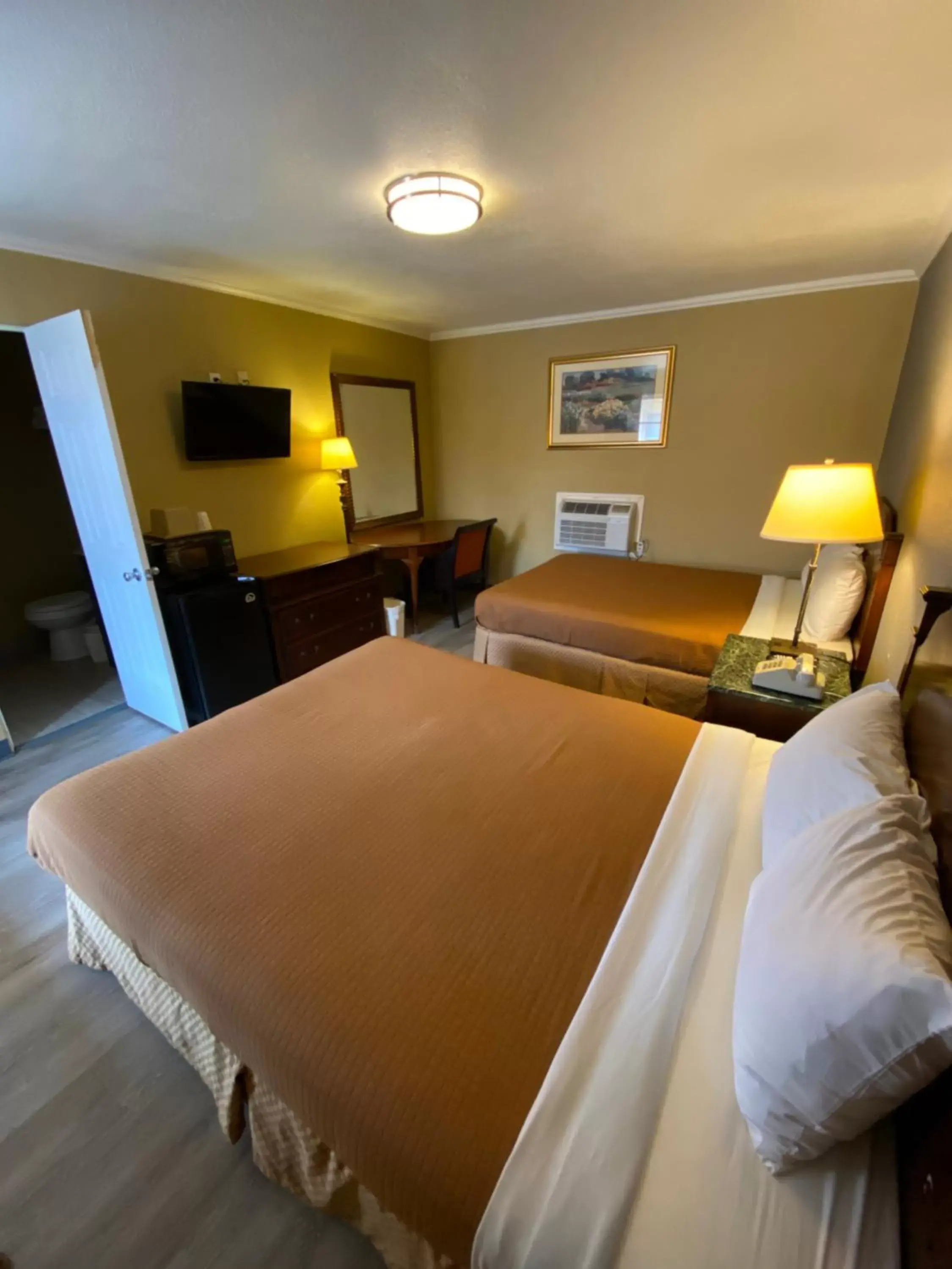 Bed in Travel Inn Snyder