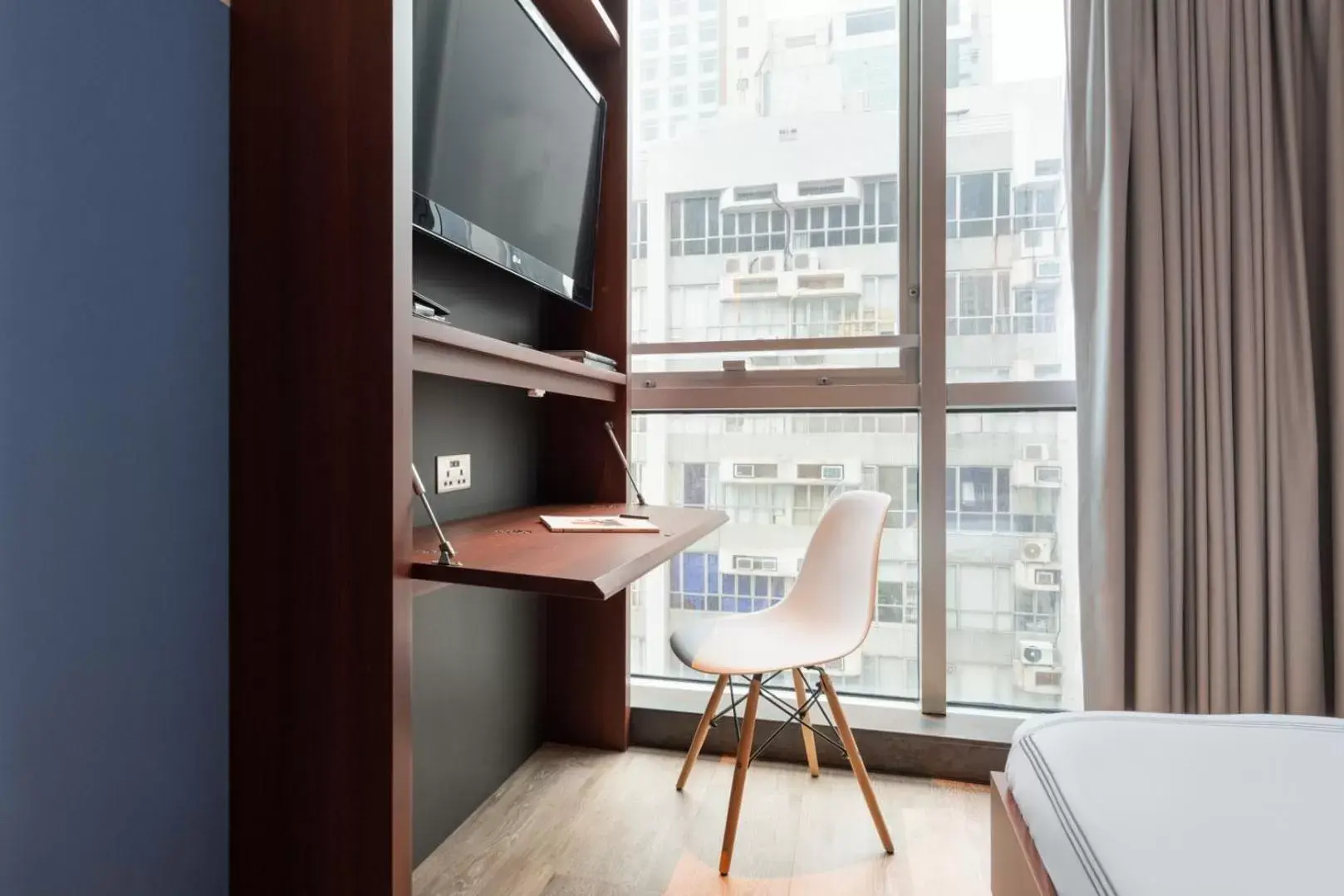 Bedroom, TV/Entertainment Center in The Sheung Wan by Ovolo