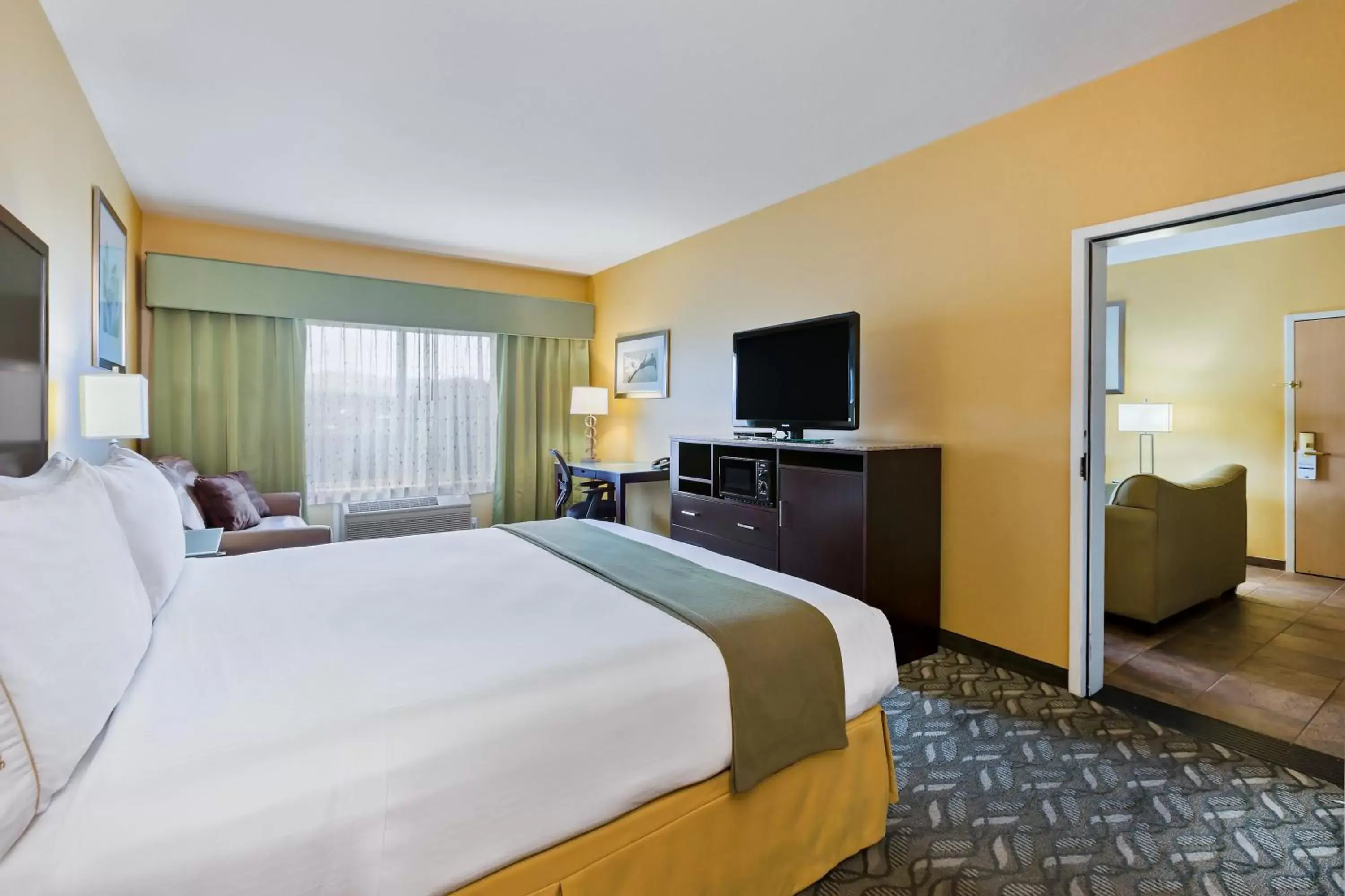 Photo of the whole room, Bed in Holiday Inn Express Hotel & Suites San Jose-Morgan Hill, an IHG Hotel