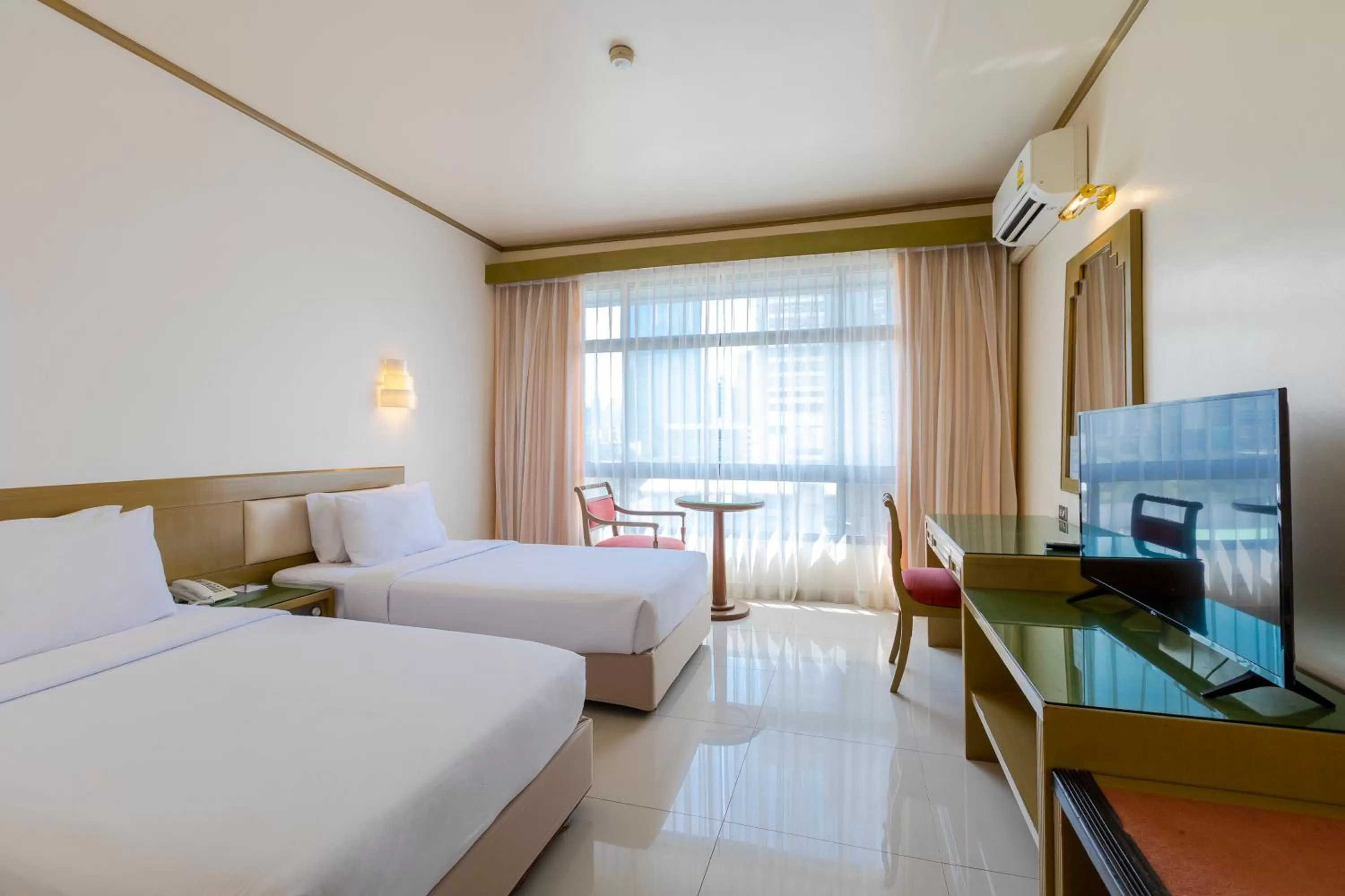 Bed in Pinnacle Lumpinee Park Hotel
