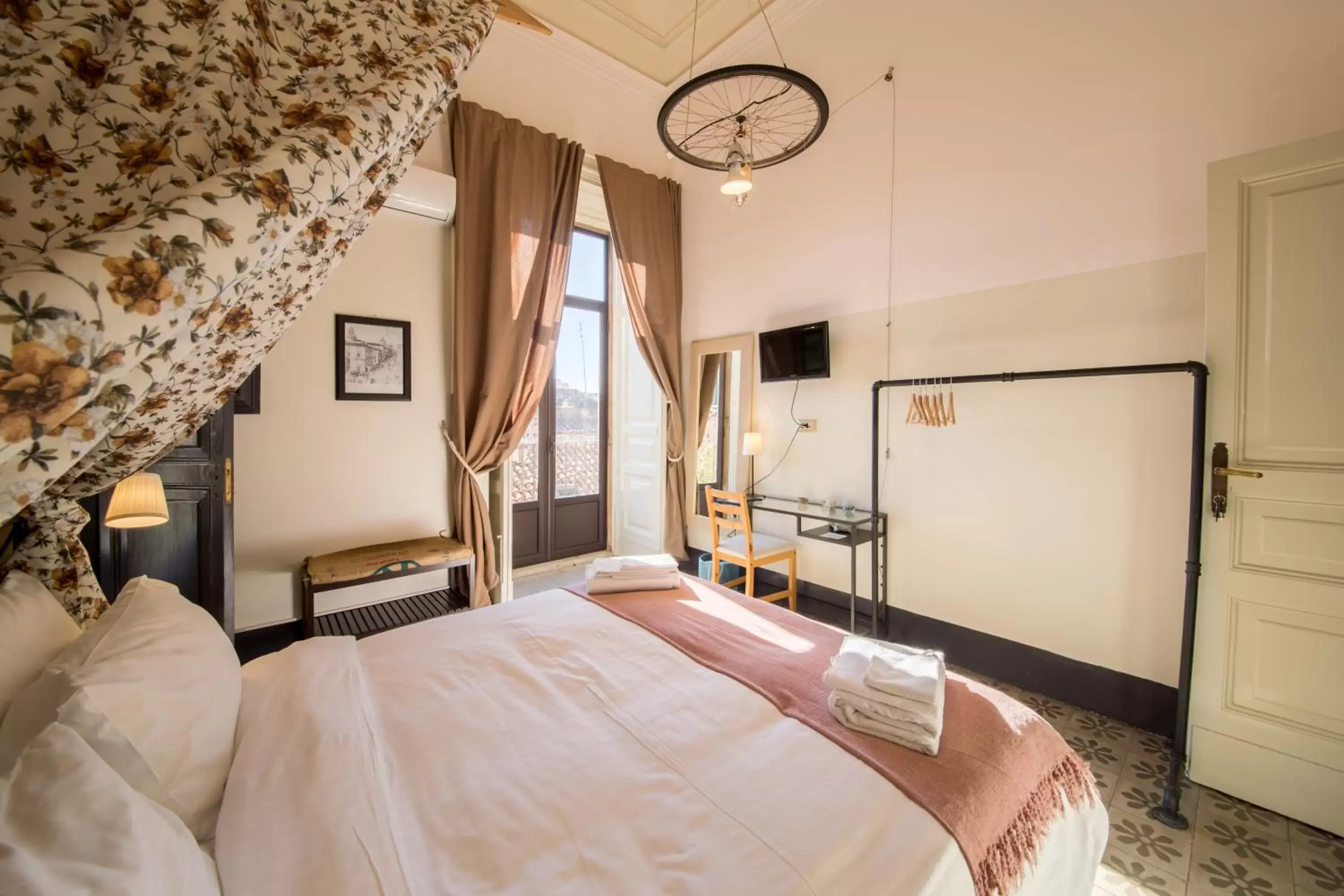 Photo of the whole room, Bed in Grand Tour Design Guest House Catania