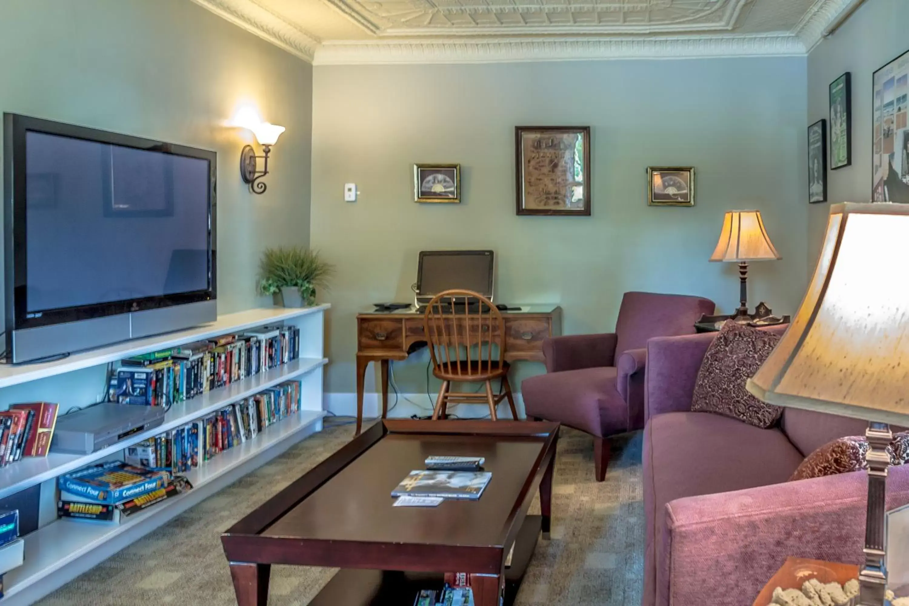 Communal lounge/ TV room in Cranmore Inn and Suites, a North Conway boutique hotel