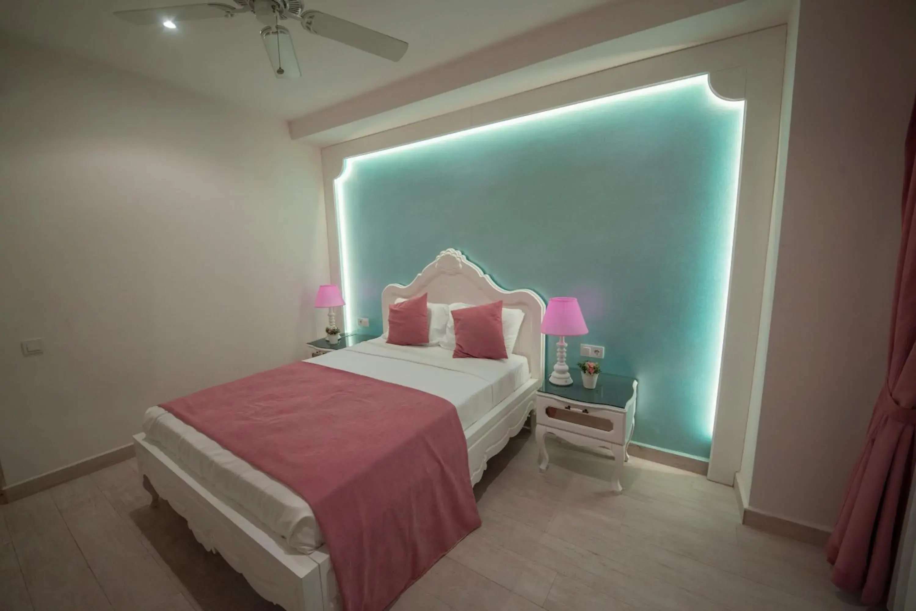 Bed, Room Photo in Montebello Deluxe Hotel