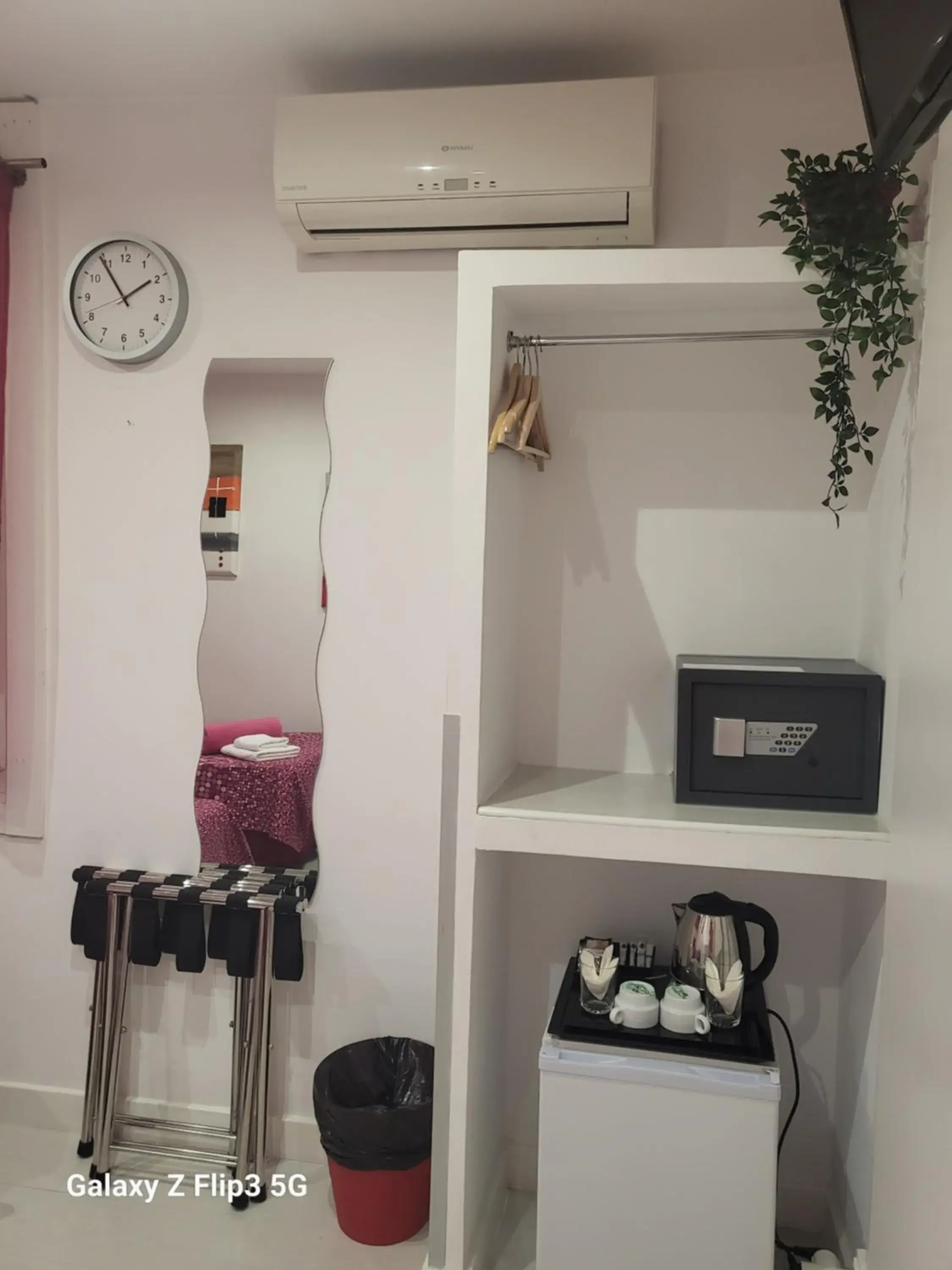 air conditioner in Hostal Inn Madrid