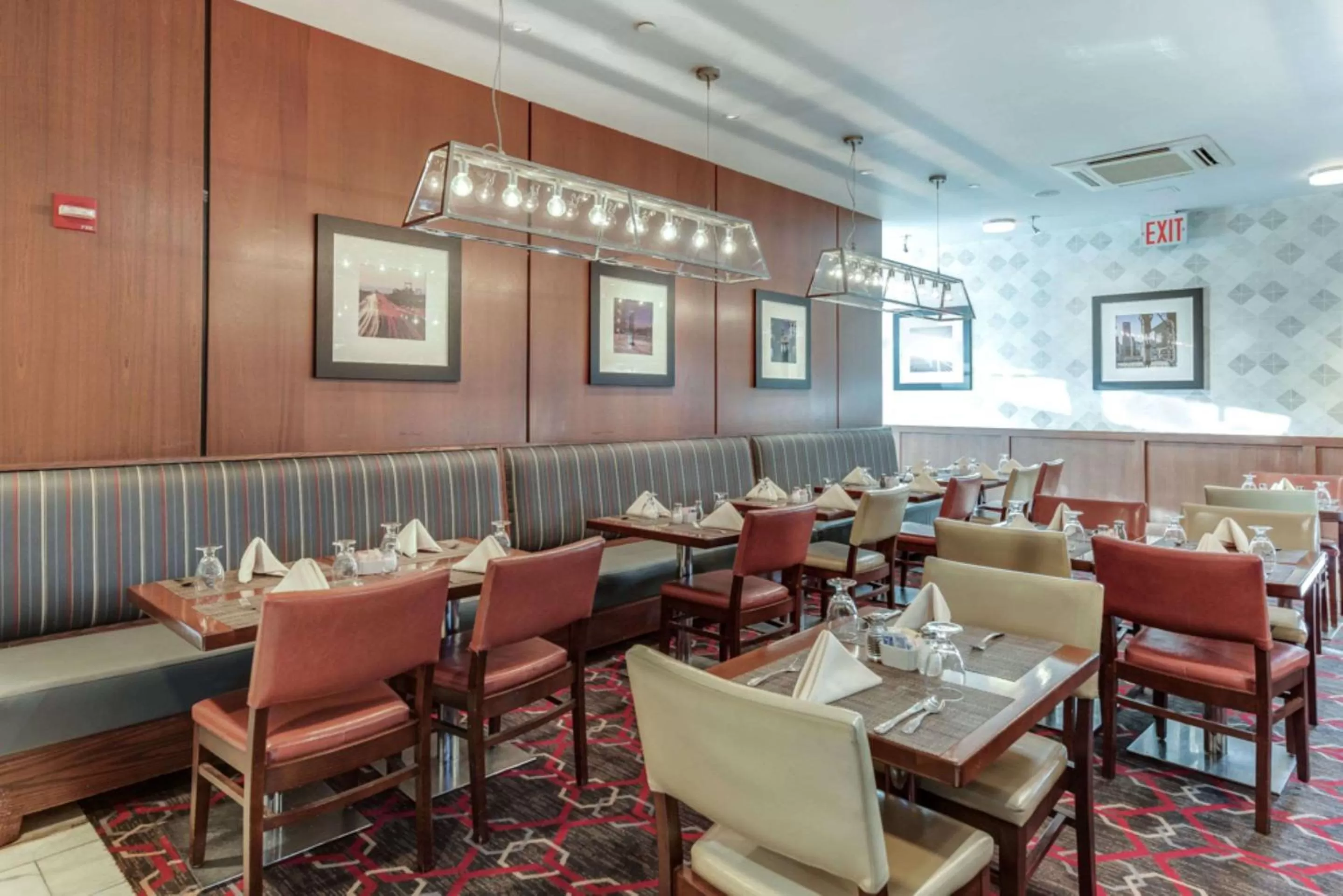 Restaurant/places to eat in Vista LIC Hotel, Premier Collection by Best Western