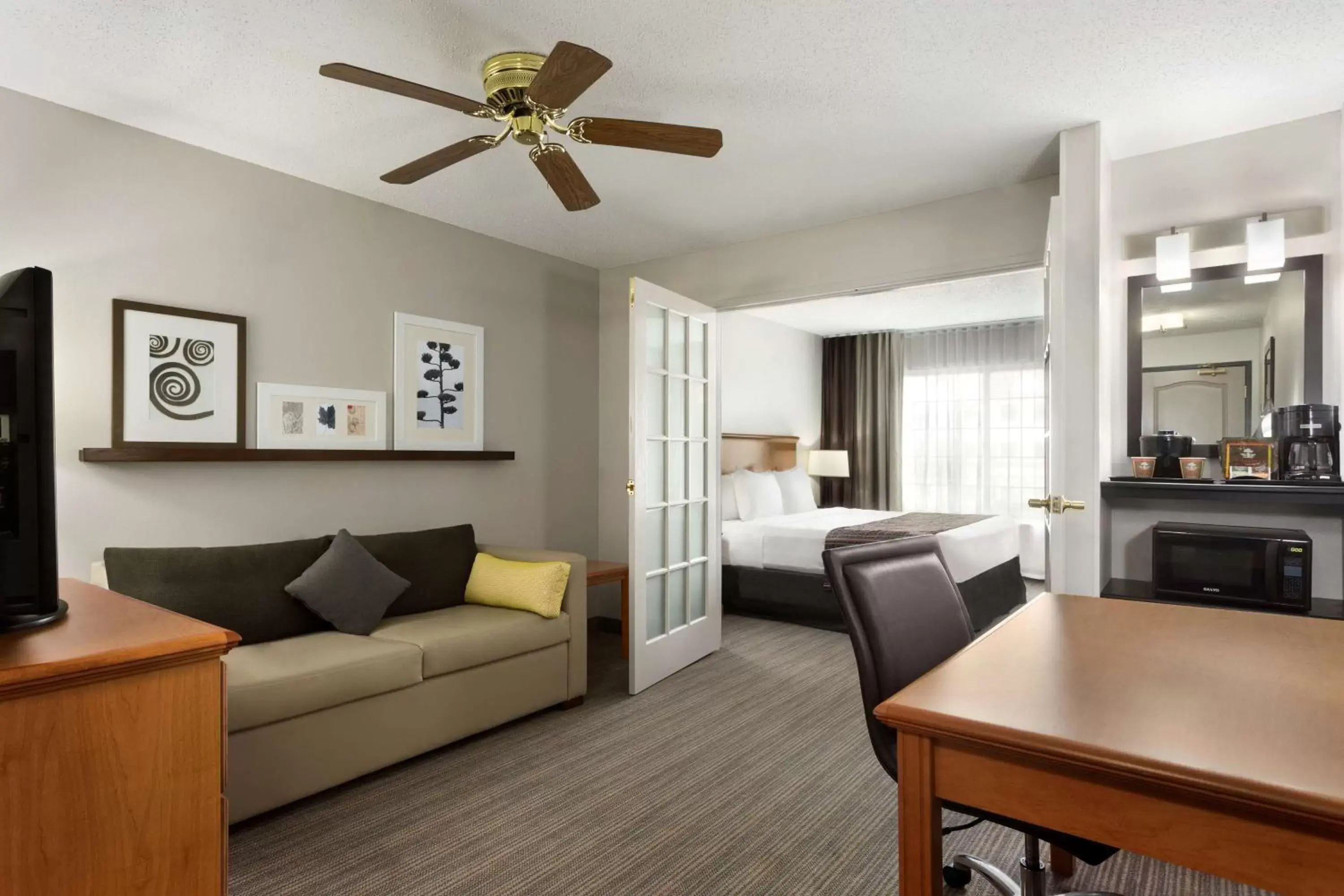 Photo of the whole room, Seating Area in Country Inn & Suites by Radisson, Columbus Airport, OH