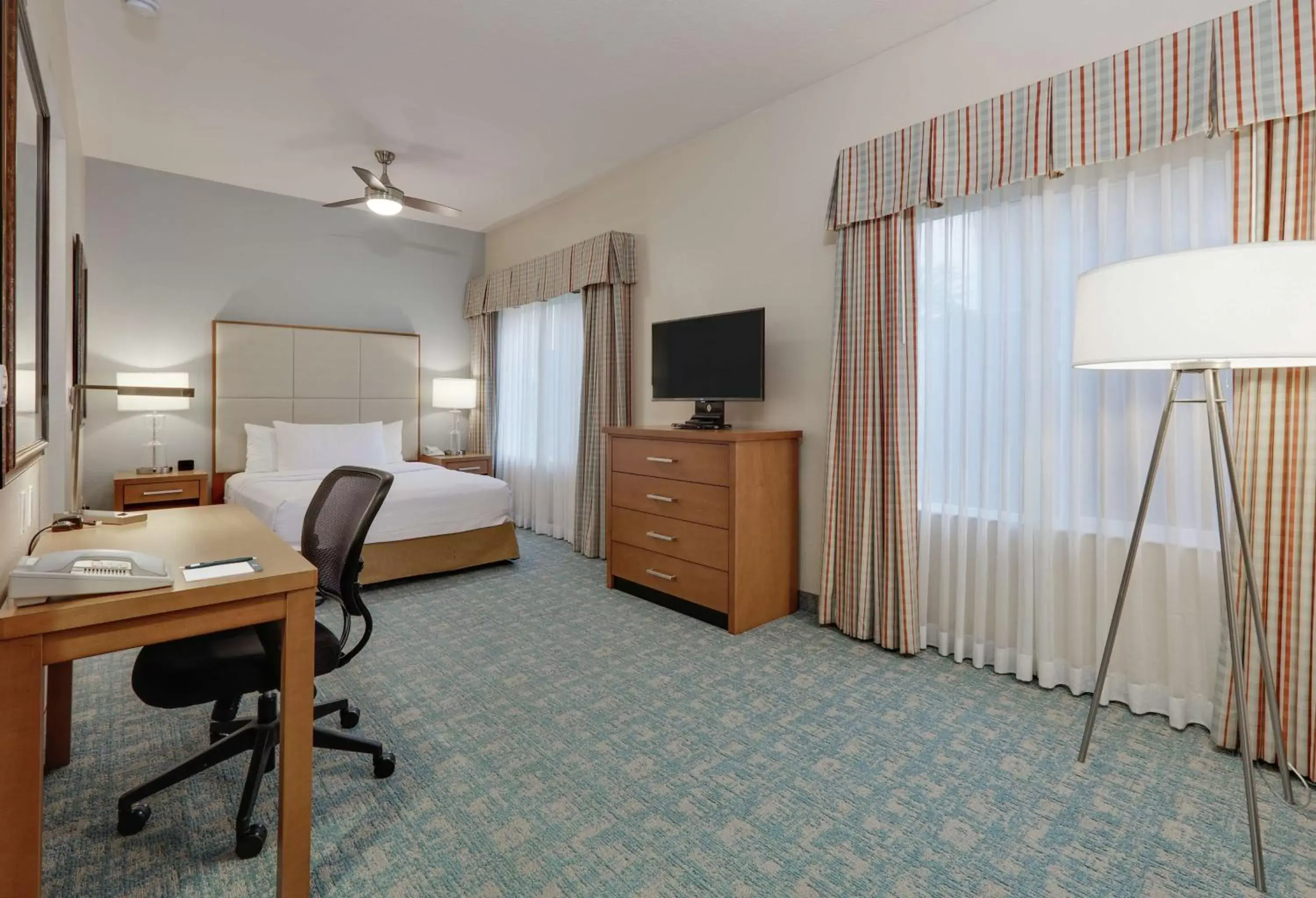 Bedroom, TV/Entertainment Center in Homewood Suites by Hilton San Diego-Del Mar