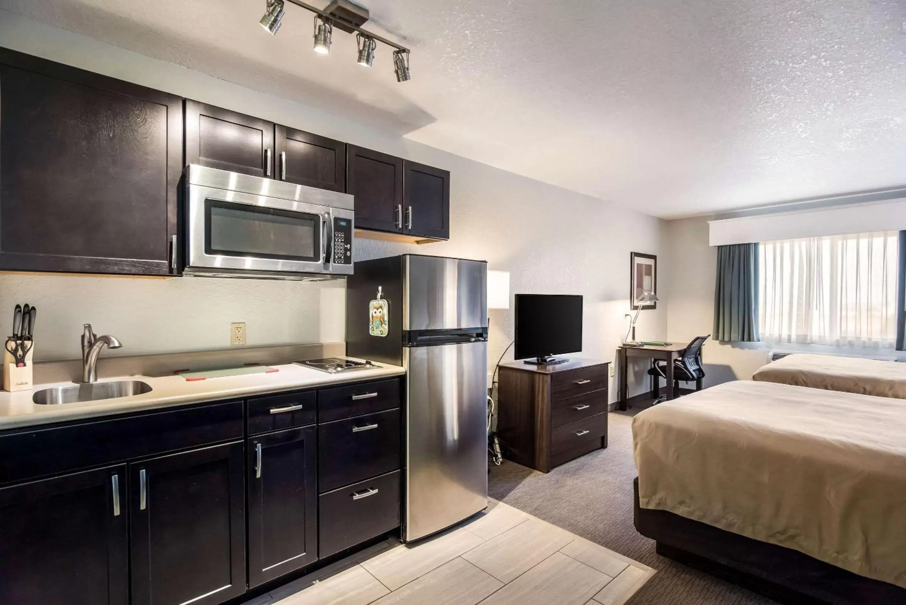 Photo of the whole room, Kitchen/Kitchenette in Quality Inn & Suites West
