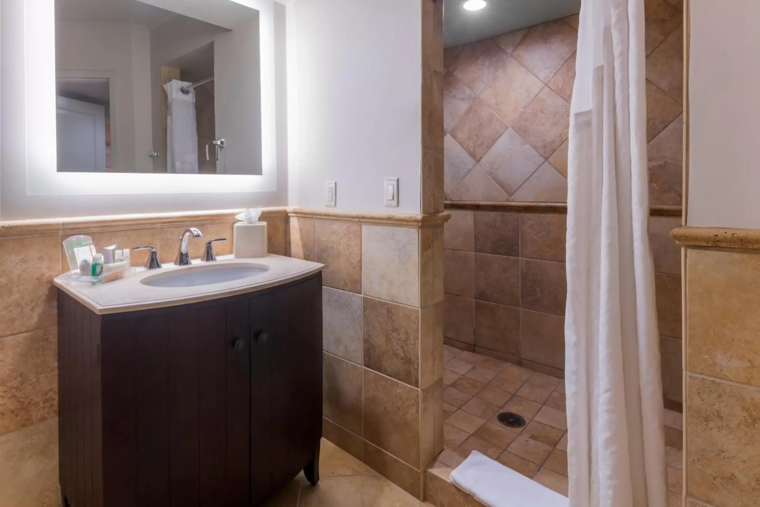 Bedroom, Bathroom in Holiday Inn and Suites Phoenix Airport North, an IHG Hotel