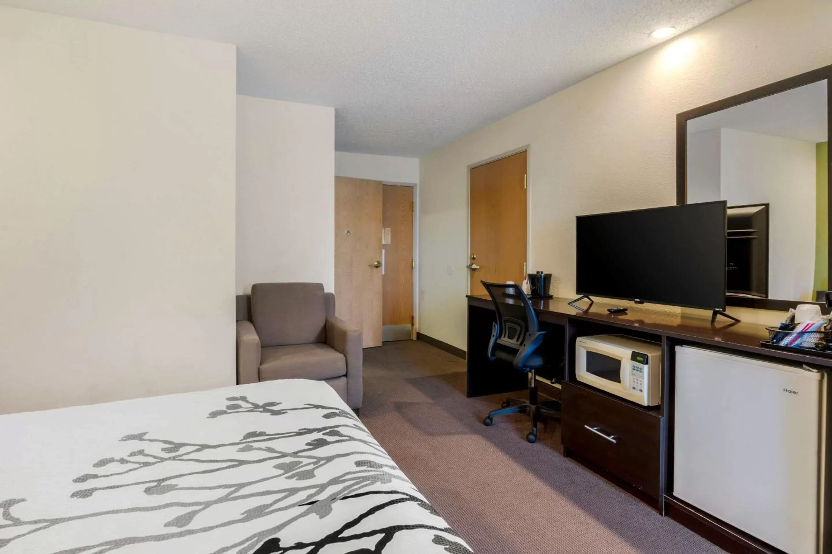 Bedroom, TV/Entertainment Center in Sleep Inn Henderson