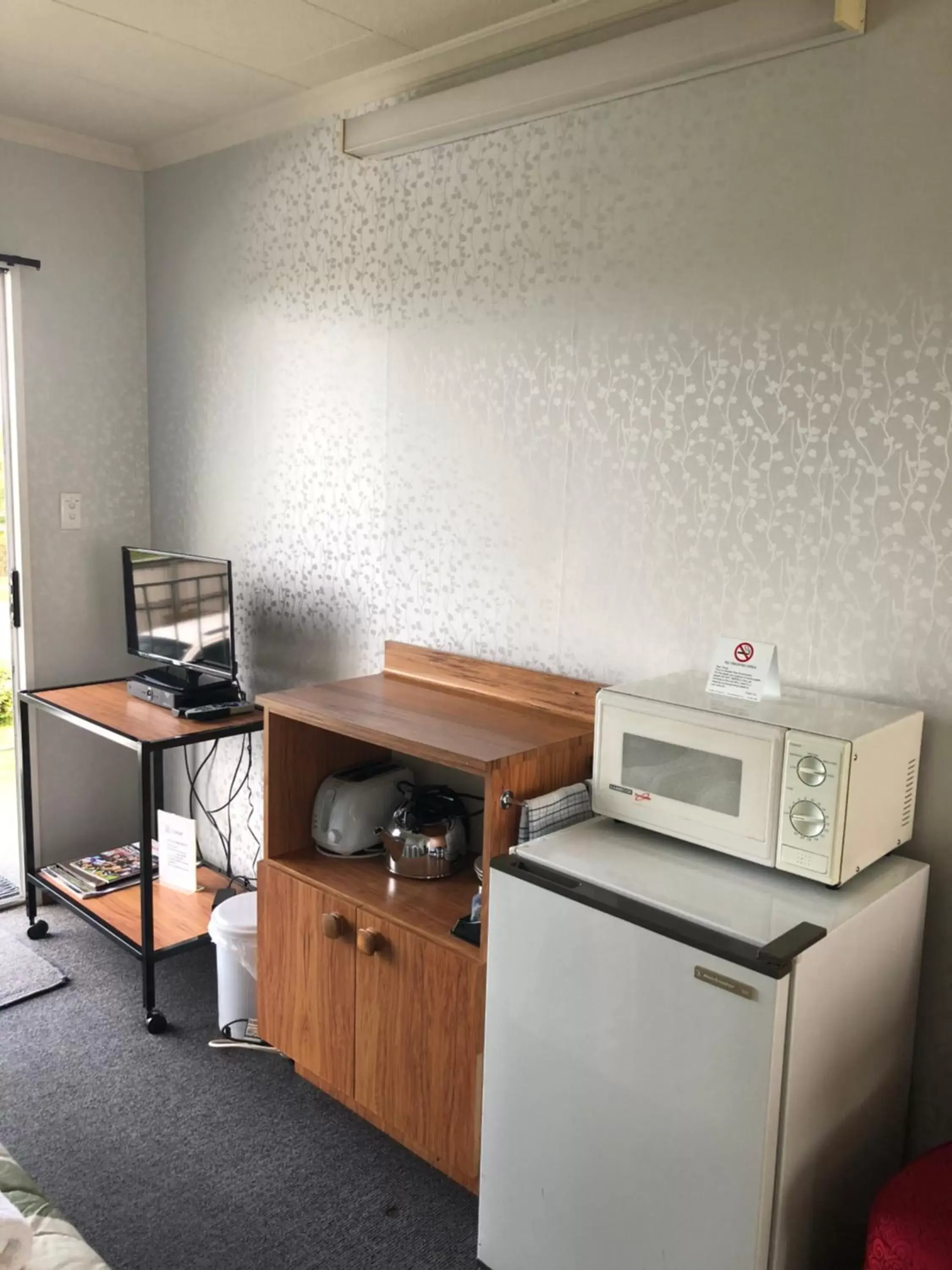 Kitchen/Kitchenette in Lilybrook Motel