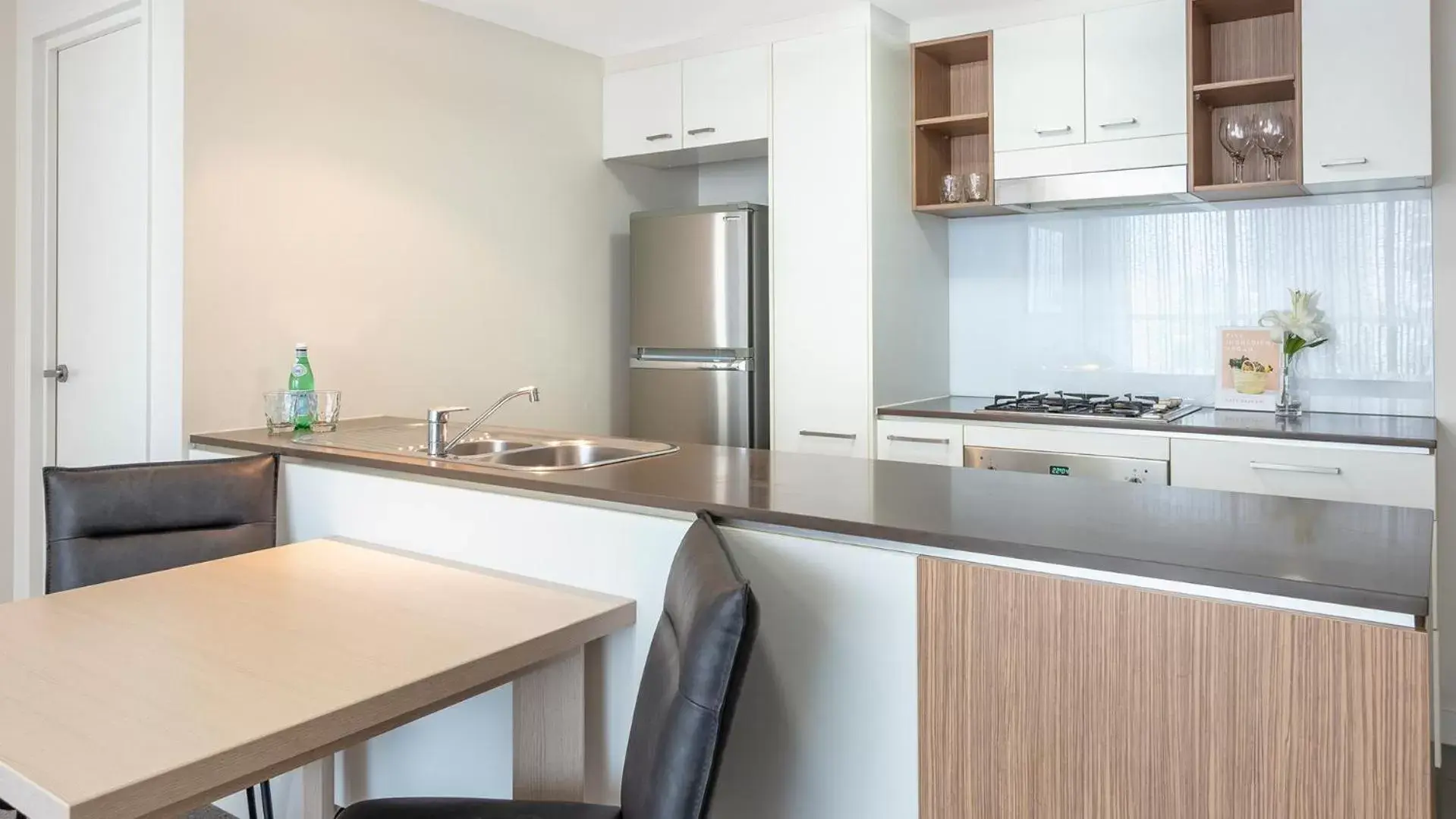 Kitchen or kitchenette, Kitchen/Kitchenette in Oaks Brisbane on Charlotte Suites