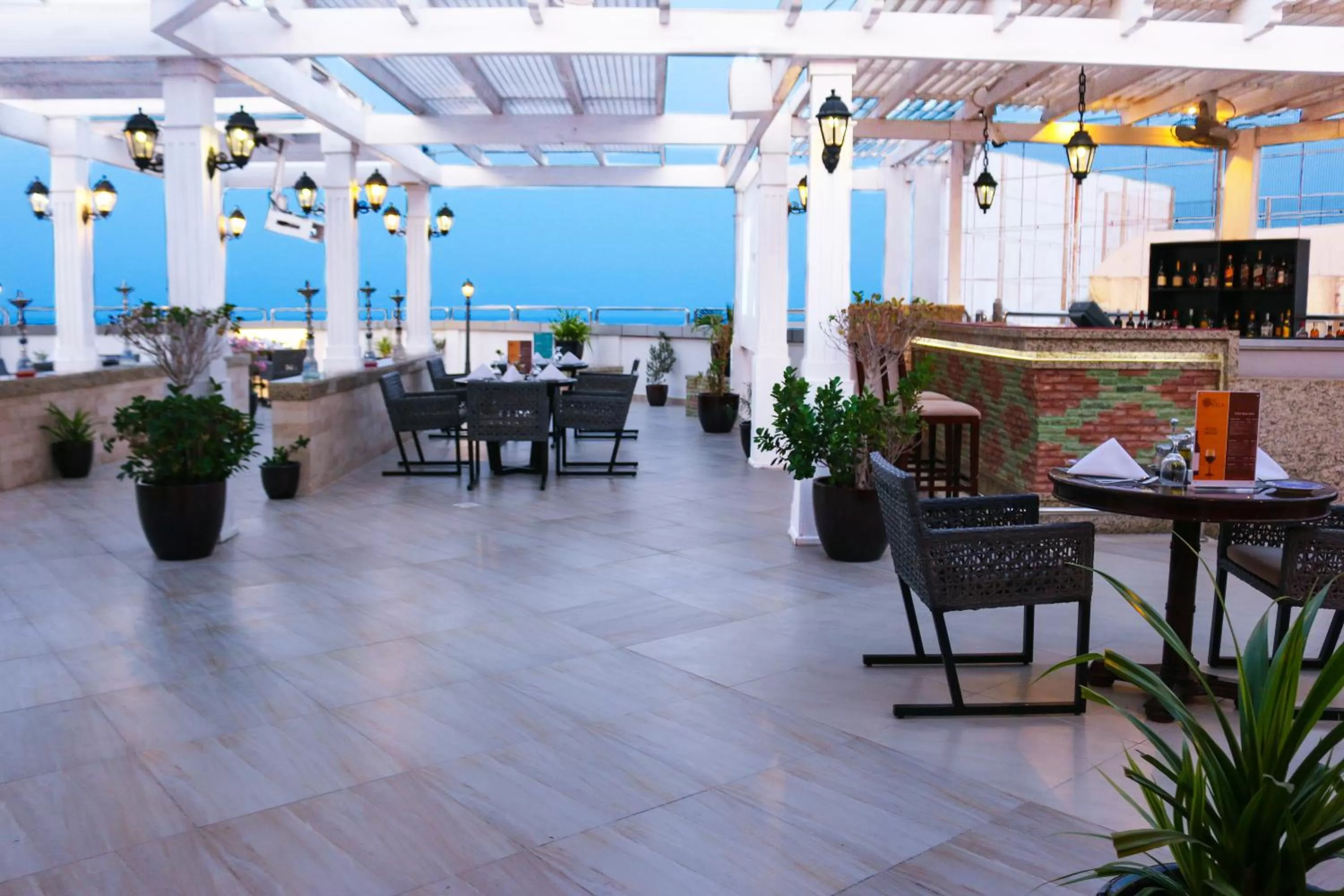 Restaurant/places to eat in Ramada Hotel and Suites Amwaj Islands