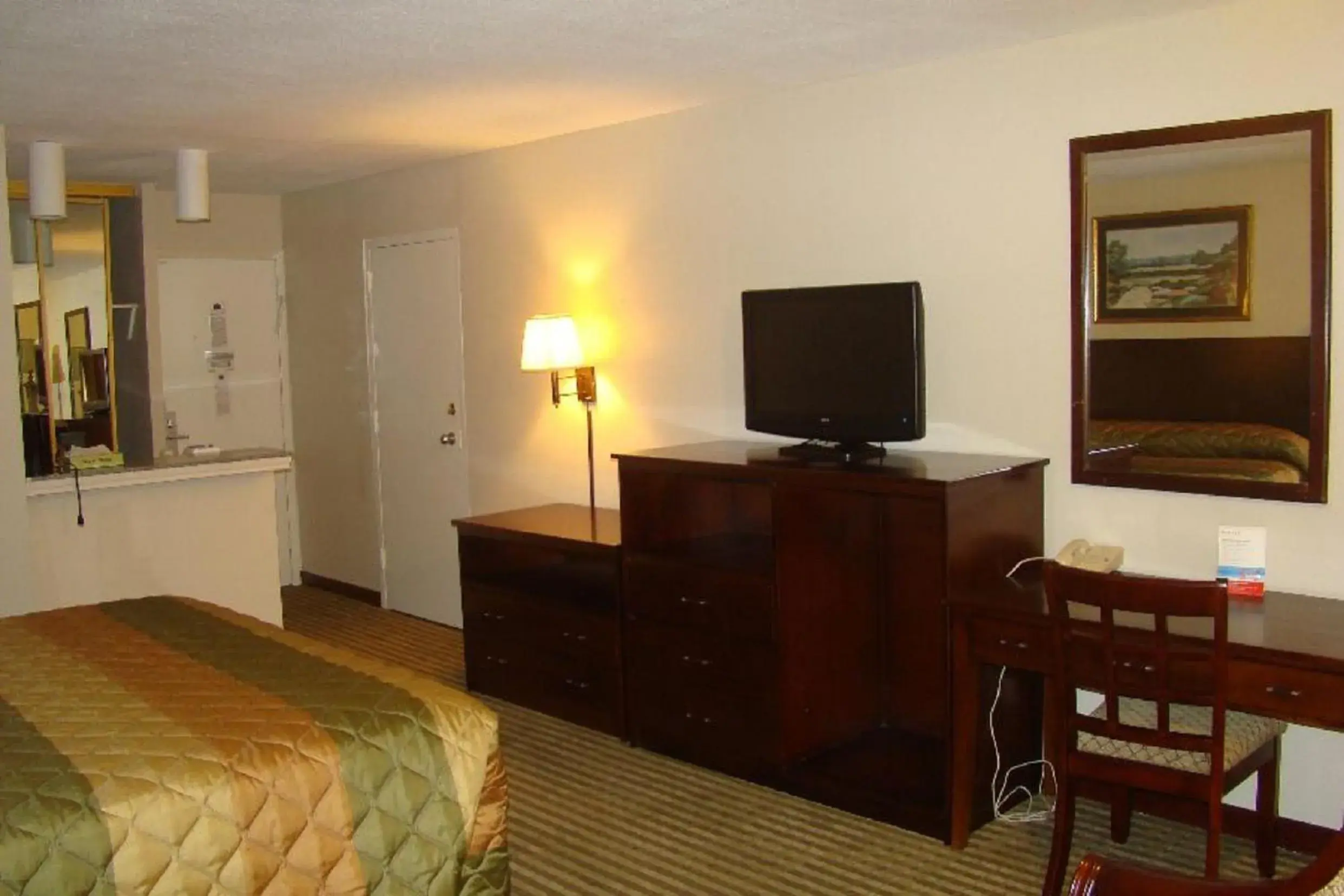 Photo of the whole room, TV/Entertainment Center in Romana Hotel - Houston Southwest