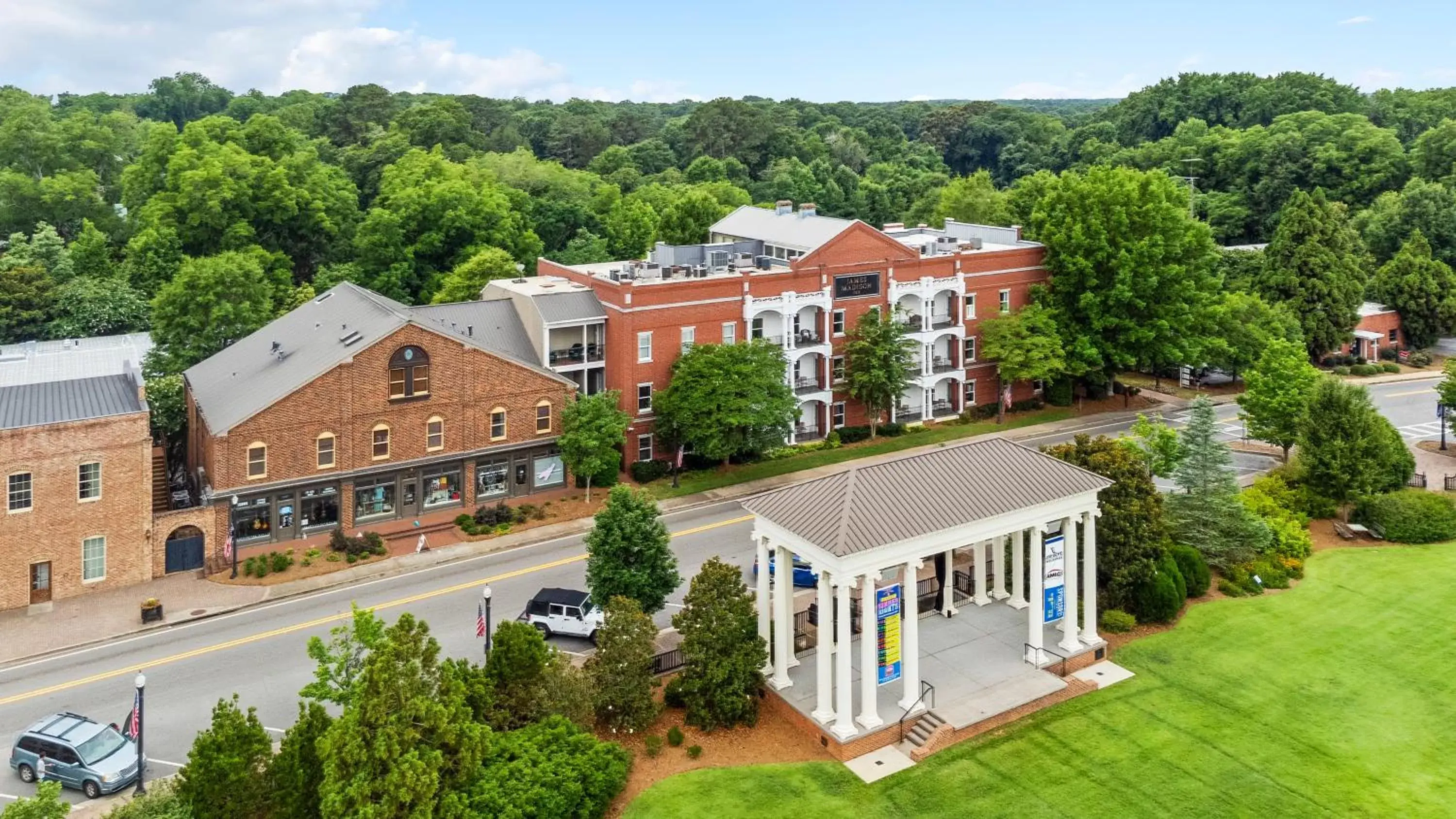 Property building, Bird's-eye View in The James Madison Inn