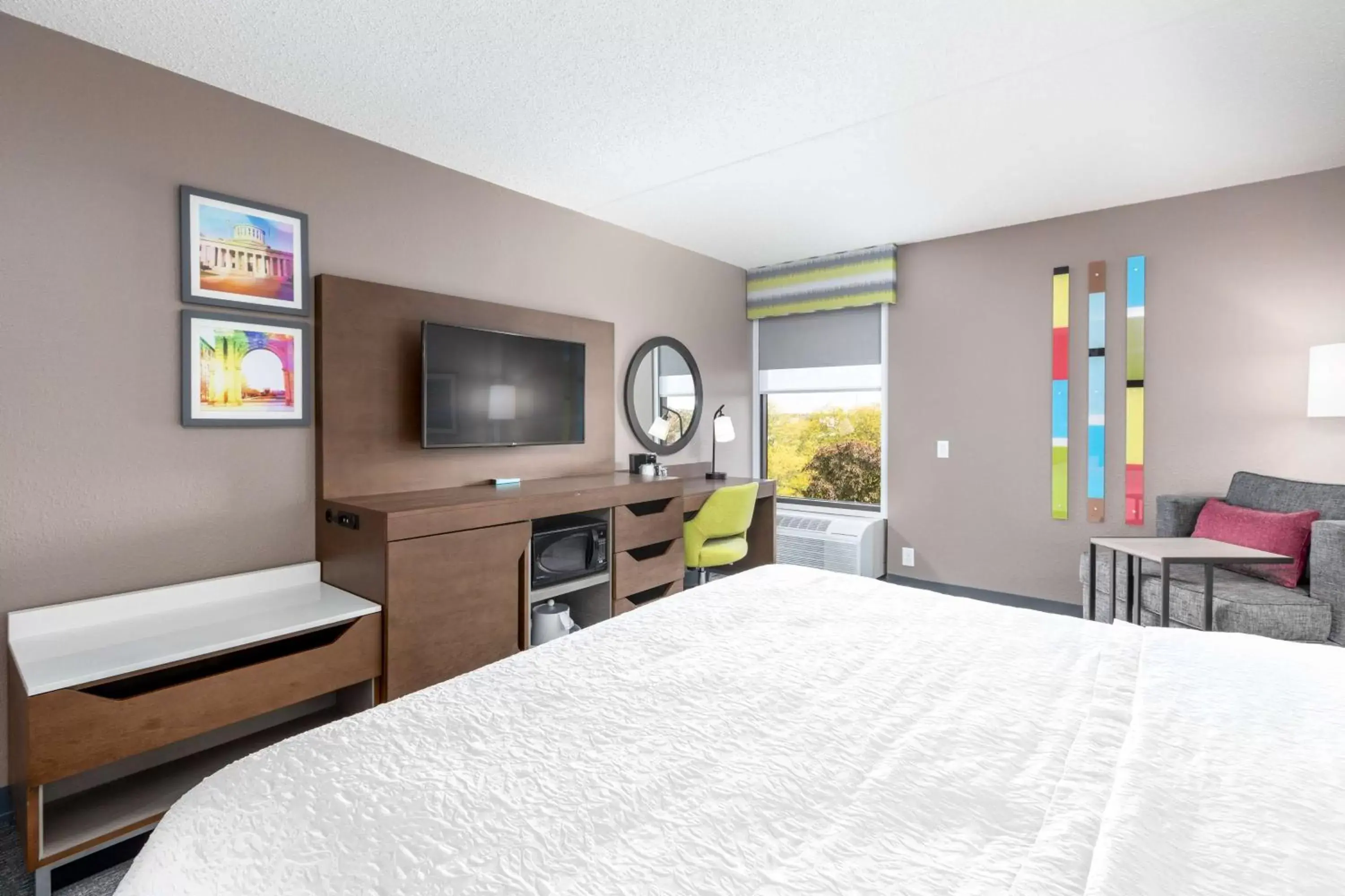 Bedroom, TV/Entertainment Center in Hampton Inn Columbus/Dublin