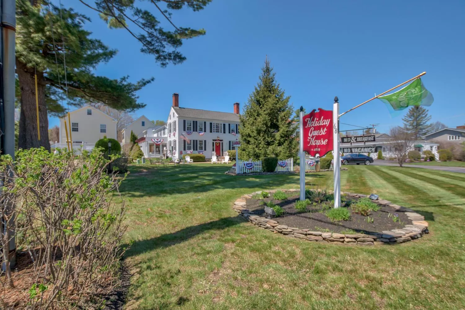 Facade/entrance, Property Building in Holiday Guest House Bed & Breakfast